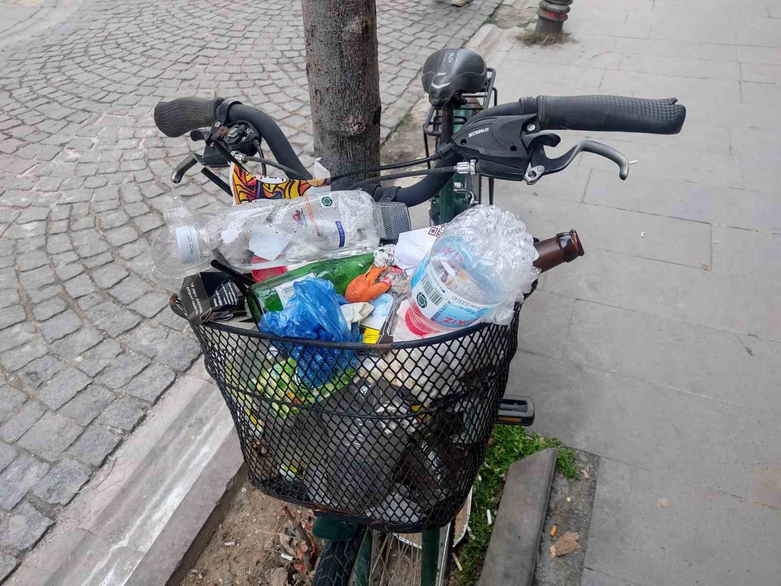 Aylardır ağaca kilitli duran bisikleti çöp kutusuna çevirdiler
Aylardır ağaca kilitli duran bisikleti çöp kutusuna çevirdiler