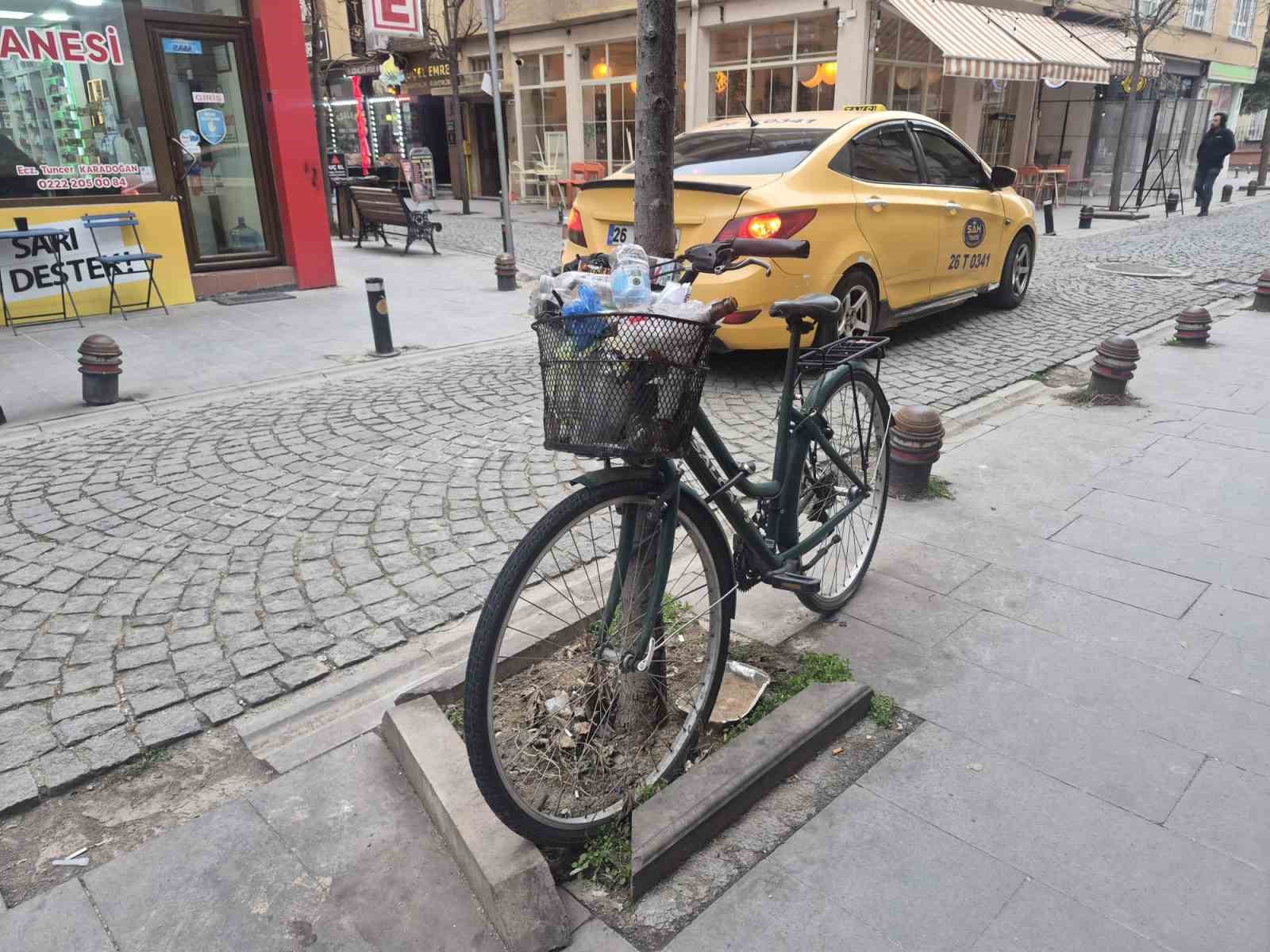 Aylardır ağaca kilitli duran bisikleti çöp kutusuna çevirdiler
Aylardır ağaca kilitli duran bisikleti çöp kutusuna çevirdiler