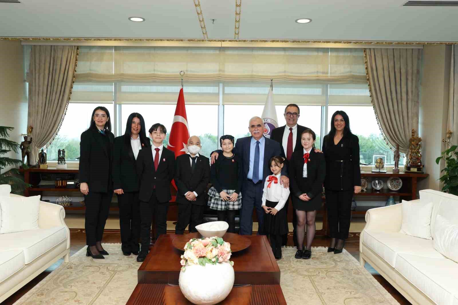 AYM Başkanı Özkaya, lösemi tedavisi gören çocukları misafir etti
