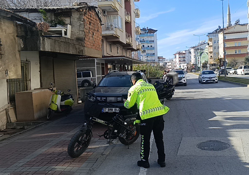 Aynı istikamette giden motosiklet ile elektrikli bisiklet çarpıştı: 1 yaralı
