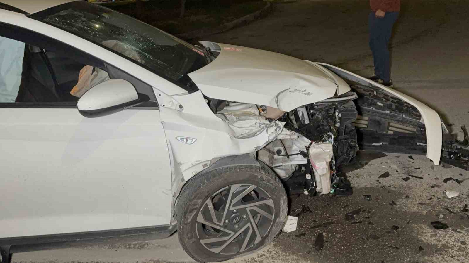 Aynı kavşakta 9 yıl sonra yine kaza yaptı: 2 yaralı
