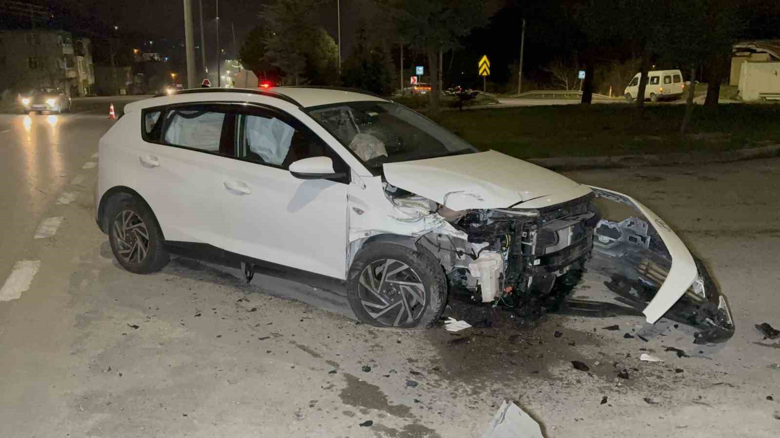 Aynı kavşakta 9 yıl sonra yine kaza yaptı: 2 yaralı
