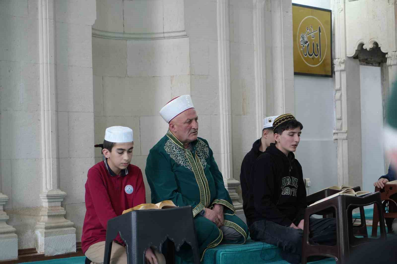 Aynı kubbe altında iki nesil: Hafız oğul mukabele okuyor, imam hatip baba namaz kıldırıyor
