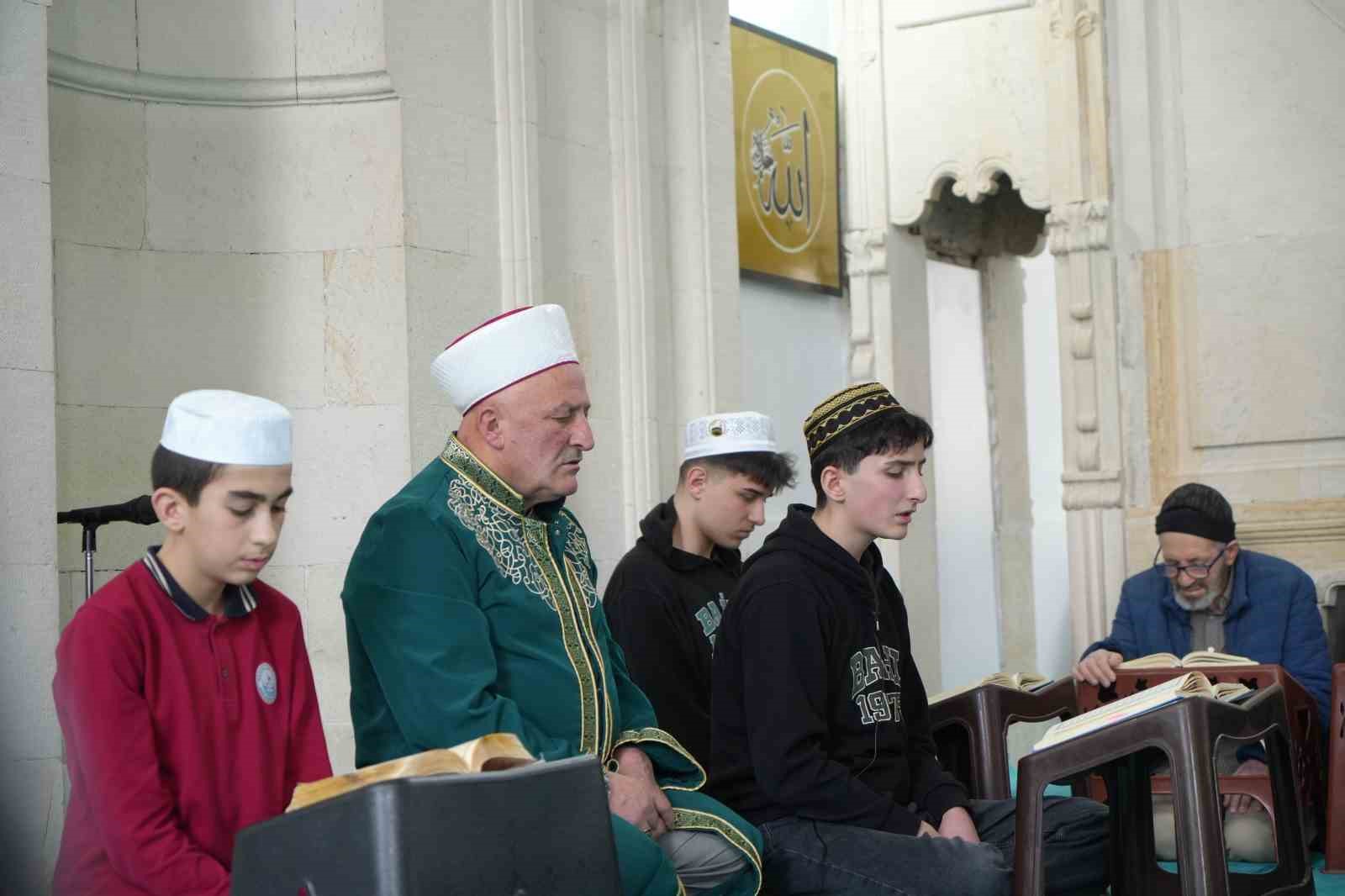 Aynı kubbe altında iki nesil: Hafız oğul mukabele okuyor, imam hatip baba namaz kıldırıyor
