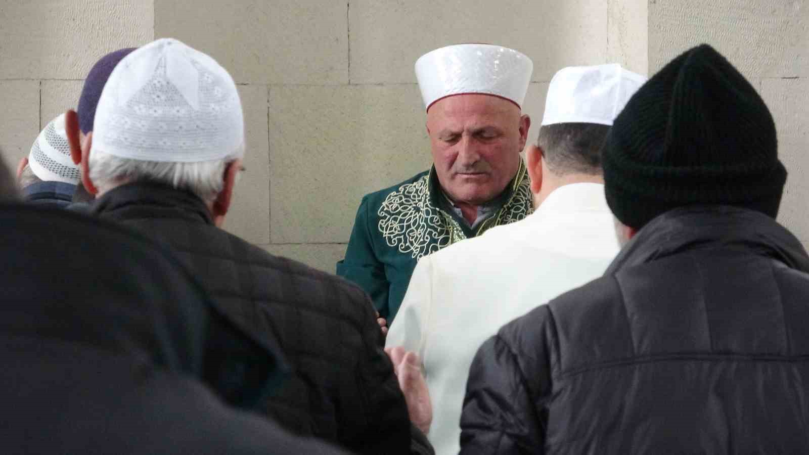 Aynı kubbe altında iki nesil: Hafız oğul mukabele okuyor, imam hatip baba namaz kıldırıyor
