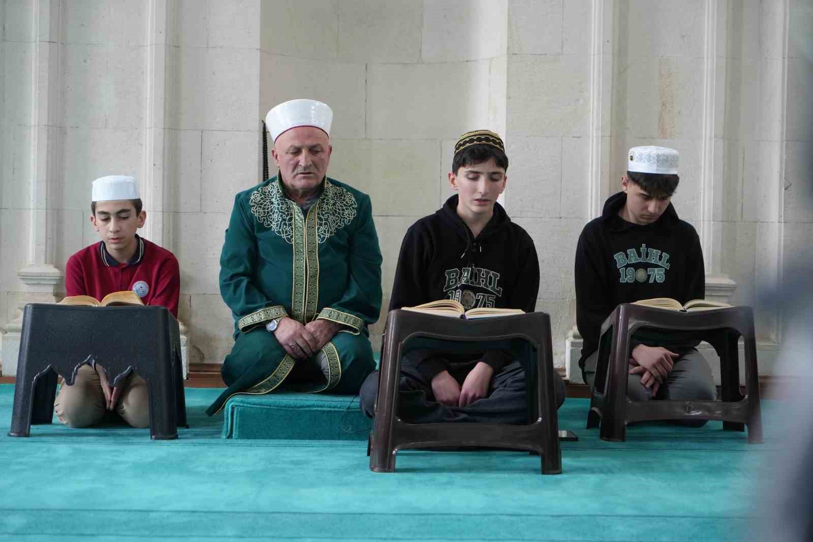 Aynı kubbe altında iki nesil: Hafız oğul mukabele okuyor, imam hatip baba namaz kıldırıyor
