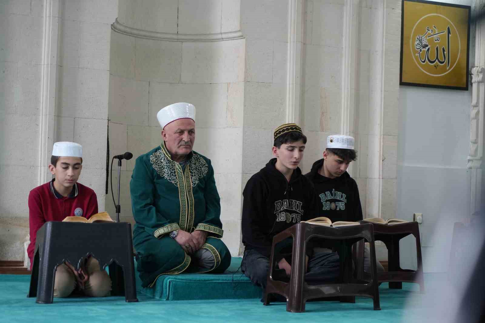 Aynı kubbe altında iki nesil: Hafız oğul mukabele okuyor, imam hatip baba namaz kıldırıyor
