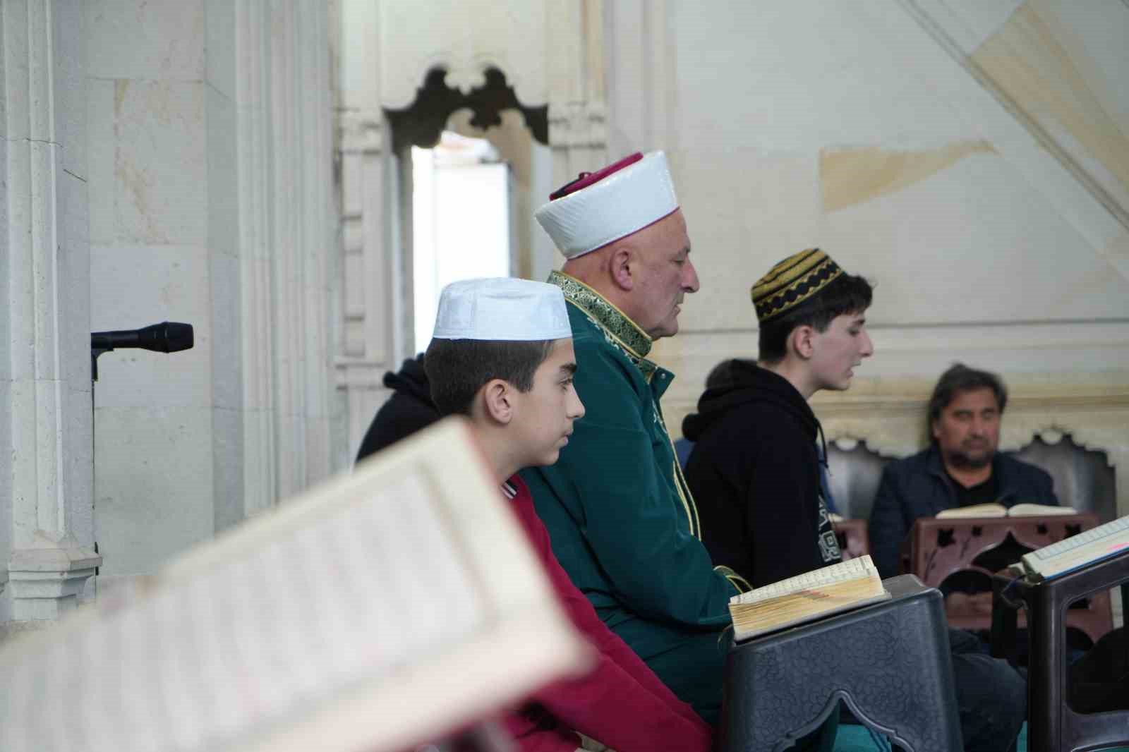 Aynı kubbe altında iki nesil: Hafız oğul mukabele okuyor, imam hatip baba namaz kıldırıyor
