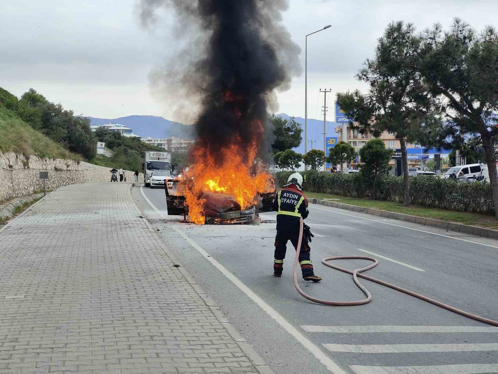 Aynı noktada 2 araç alevlere teslim oldu
