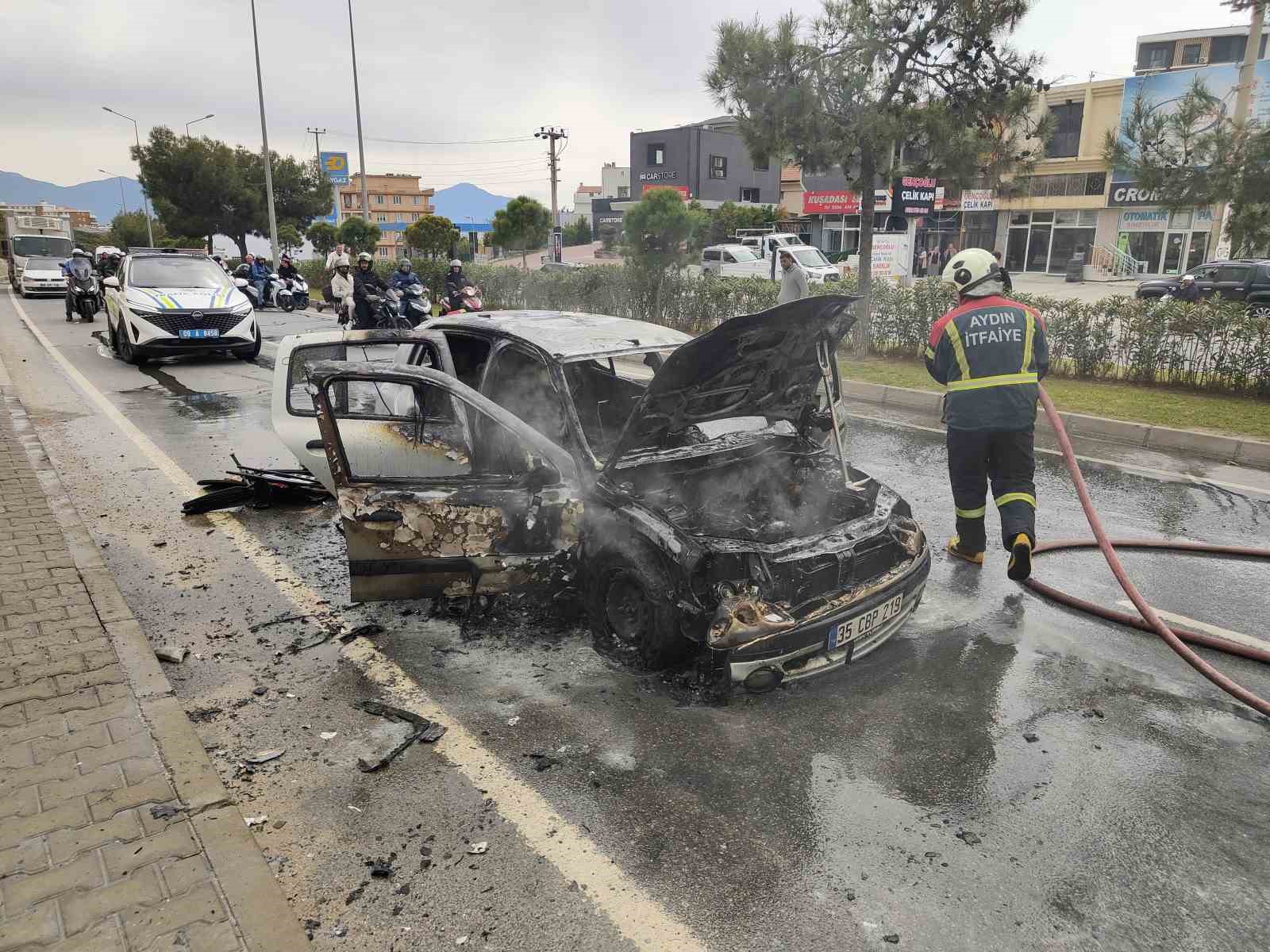 Aynı noktada 2 araç alevlere teslim oldu
