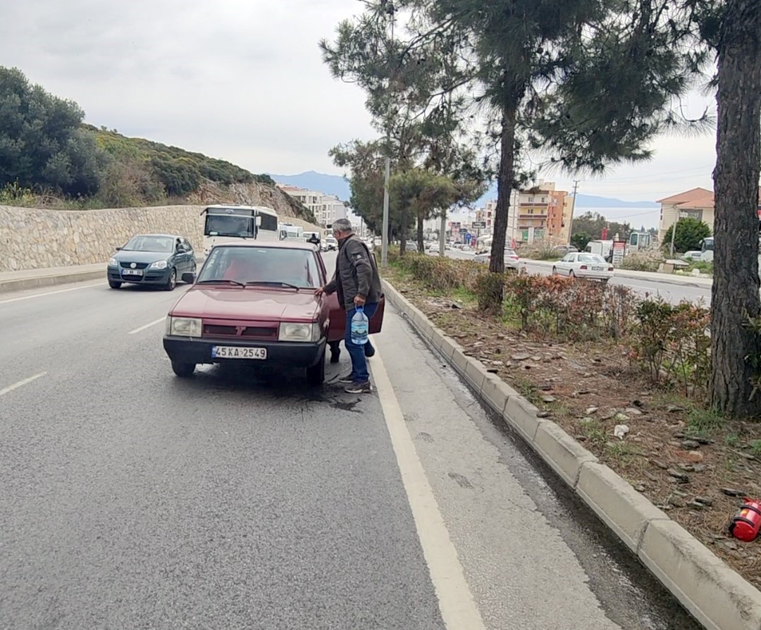 Aynı noktada 2 araç alevlere teslim oldu
