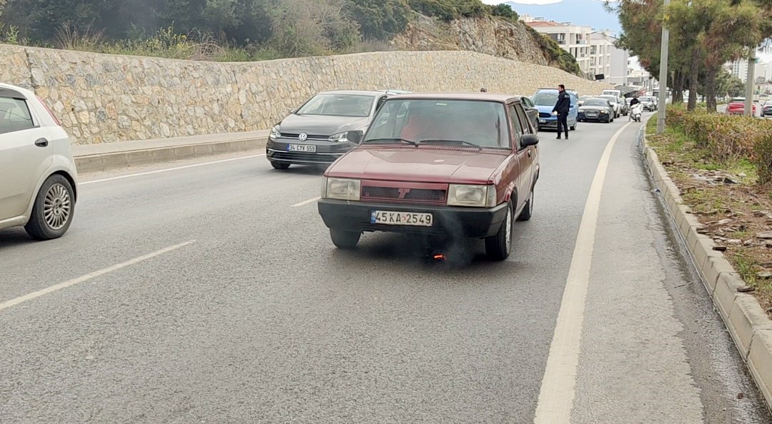 Aynı noktada 2 araç alevlere teslim oldu
