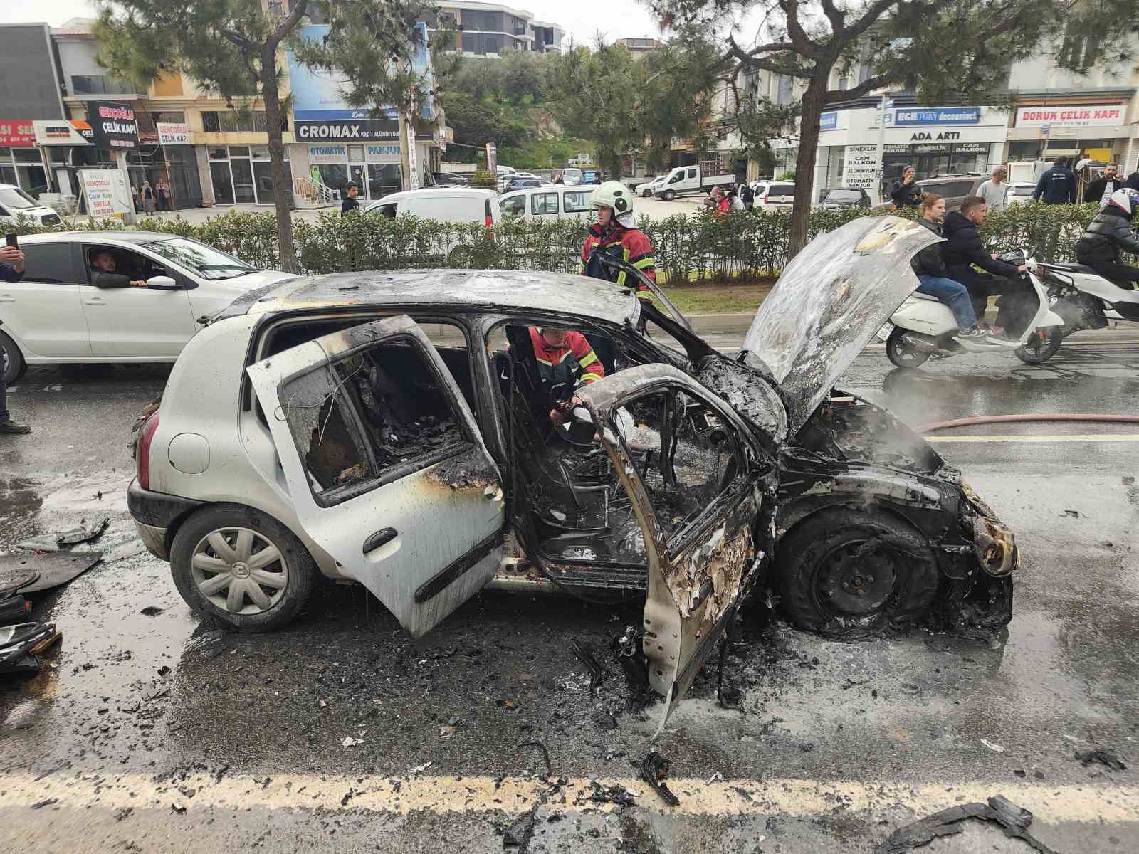 Aynı noktada 2 araç alevlere teslim oldu
