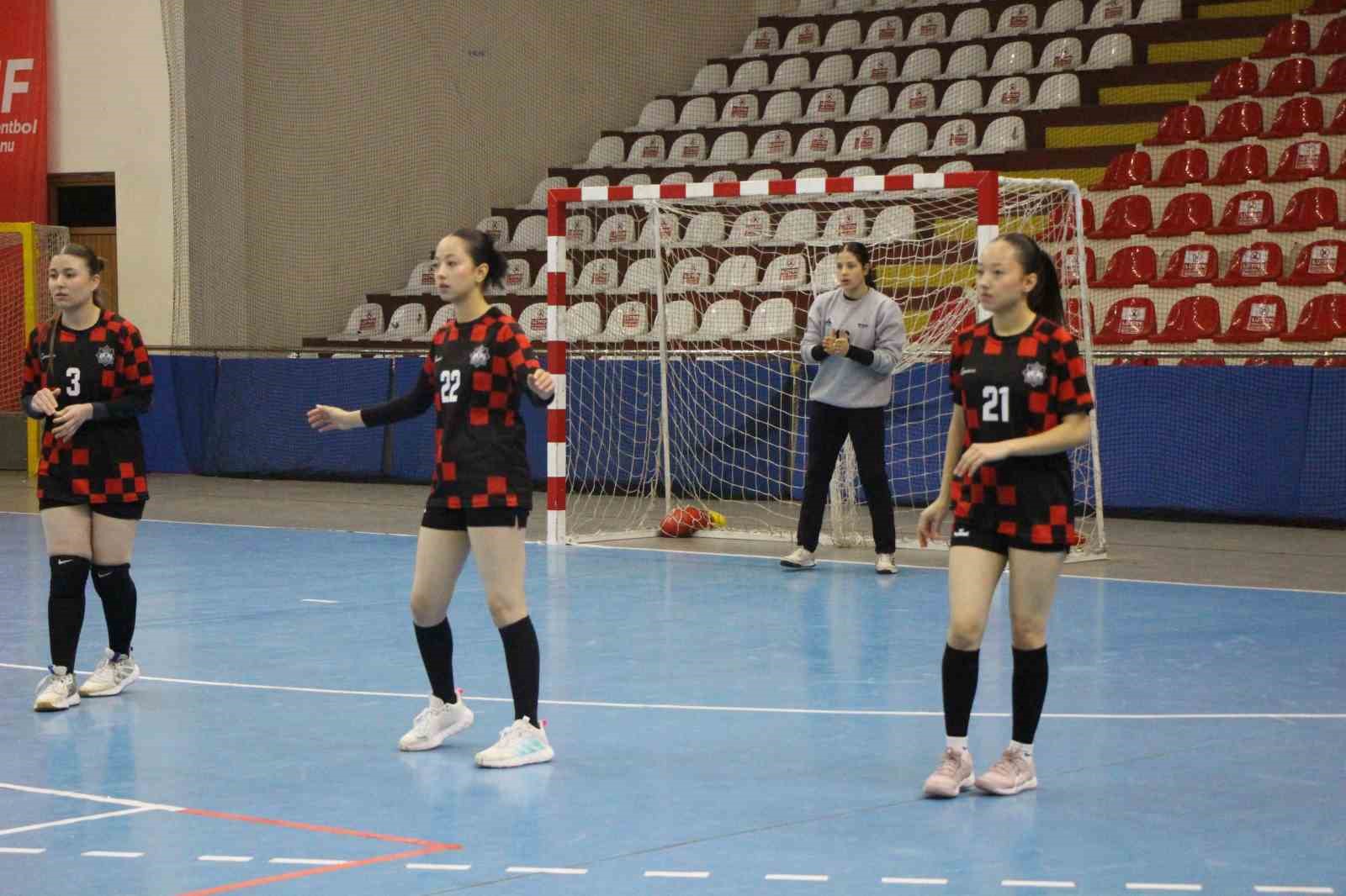 Aynı takımdaki hentbolcu üçüzleri gören şaşırıyor
