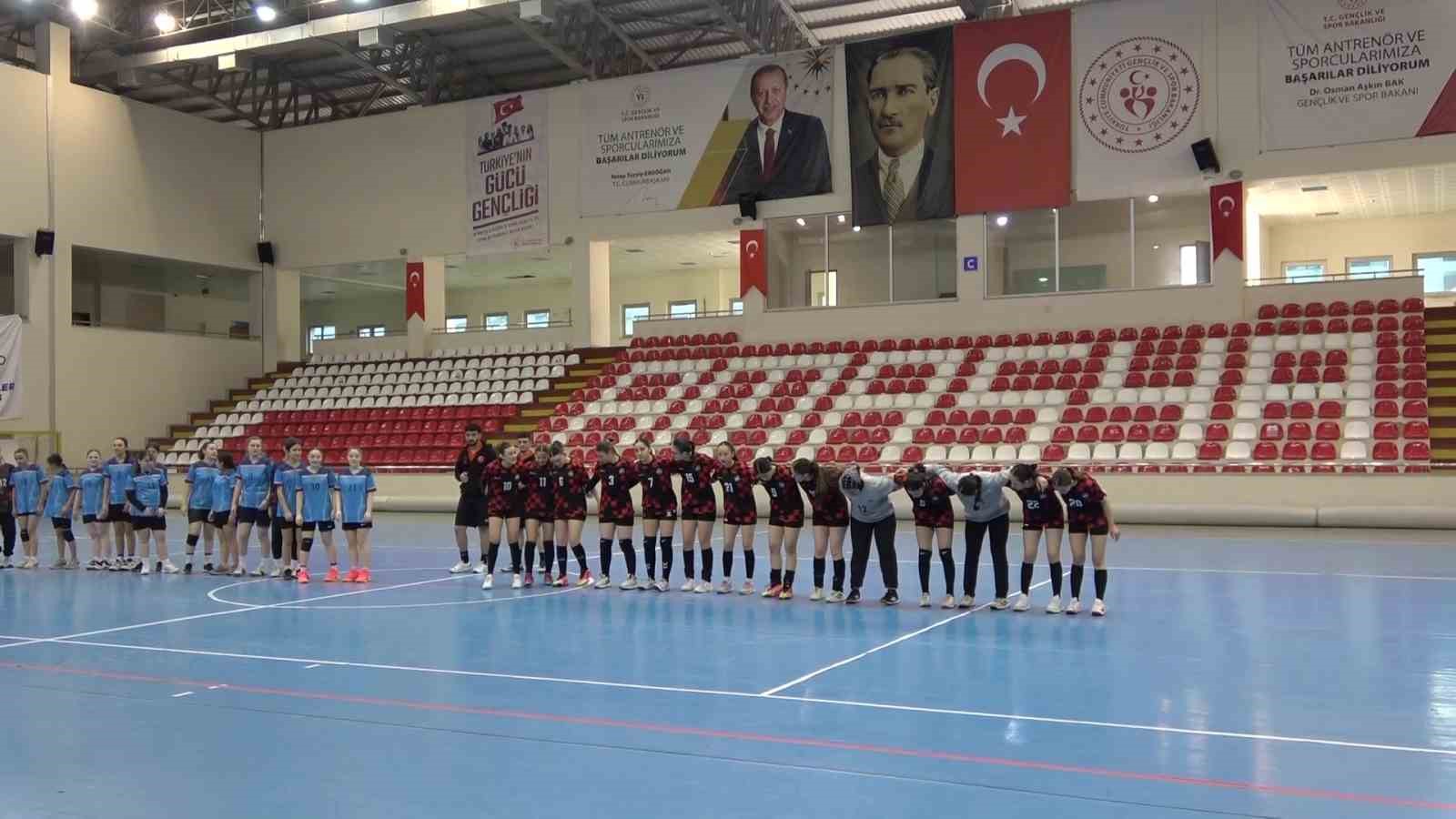 Aynı takımdaki hentbolcu üçüzleri gören şaşırıyor
