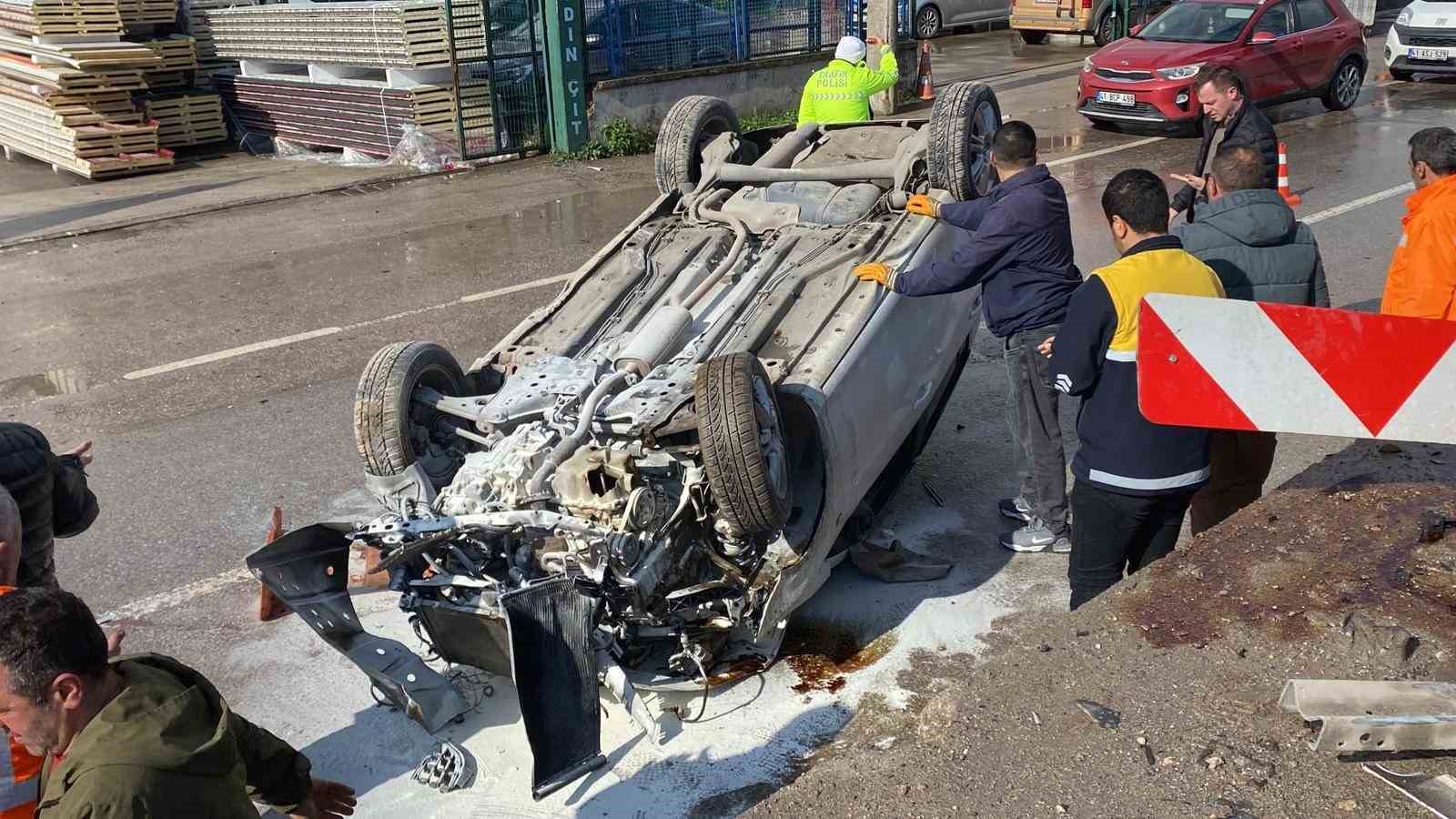 Aynı yerde 5 saat arayla ikinci kaza: Otomobil yan yola düşüp ters döndü, 2 kişi yaralandı
