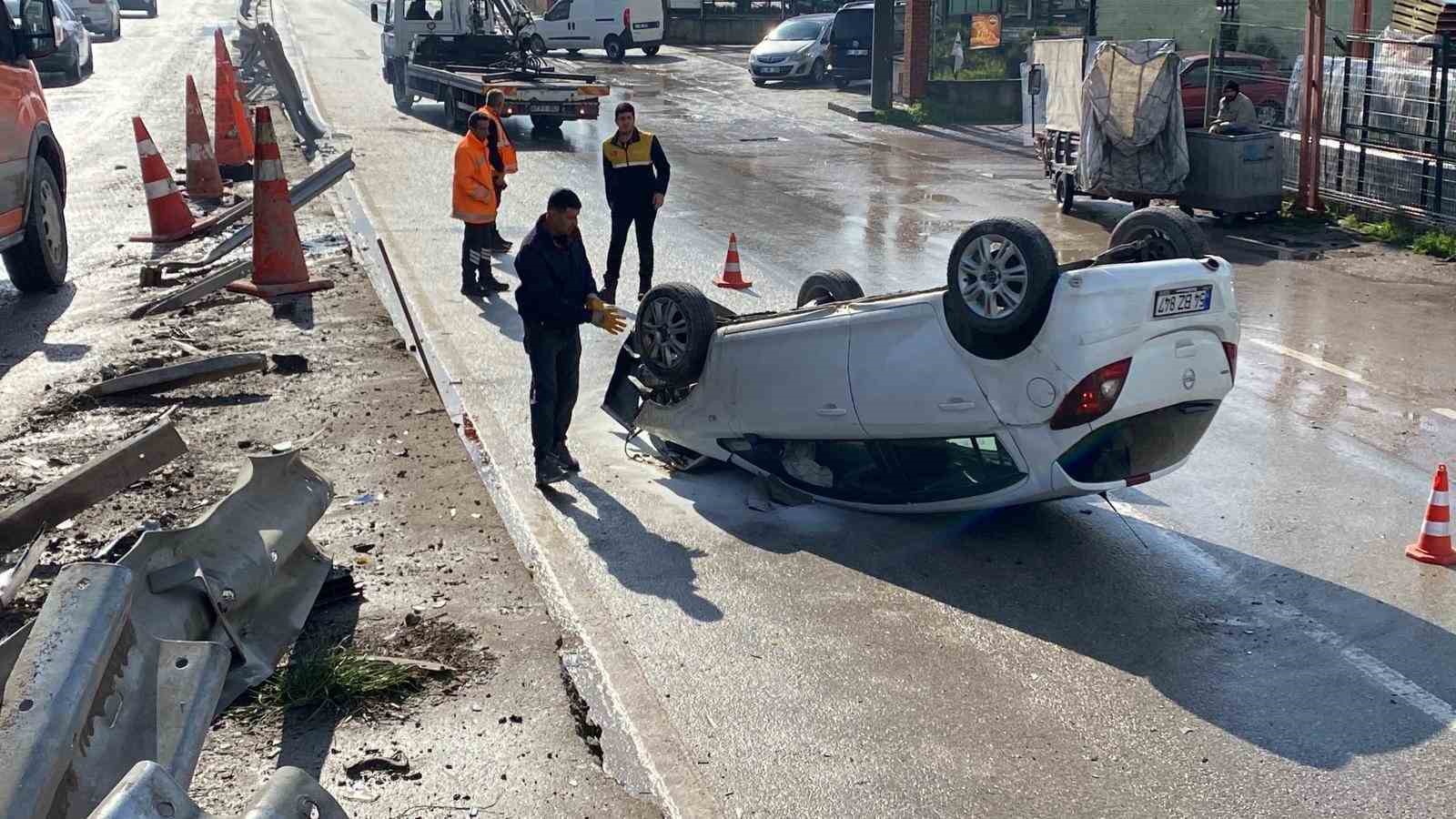 Aynı yerde 5 saat arayla ikinci kaza: Otomobil yan yola düşüp ters döndü, 2 kişi yaralandı
