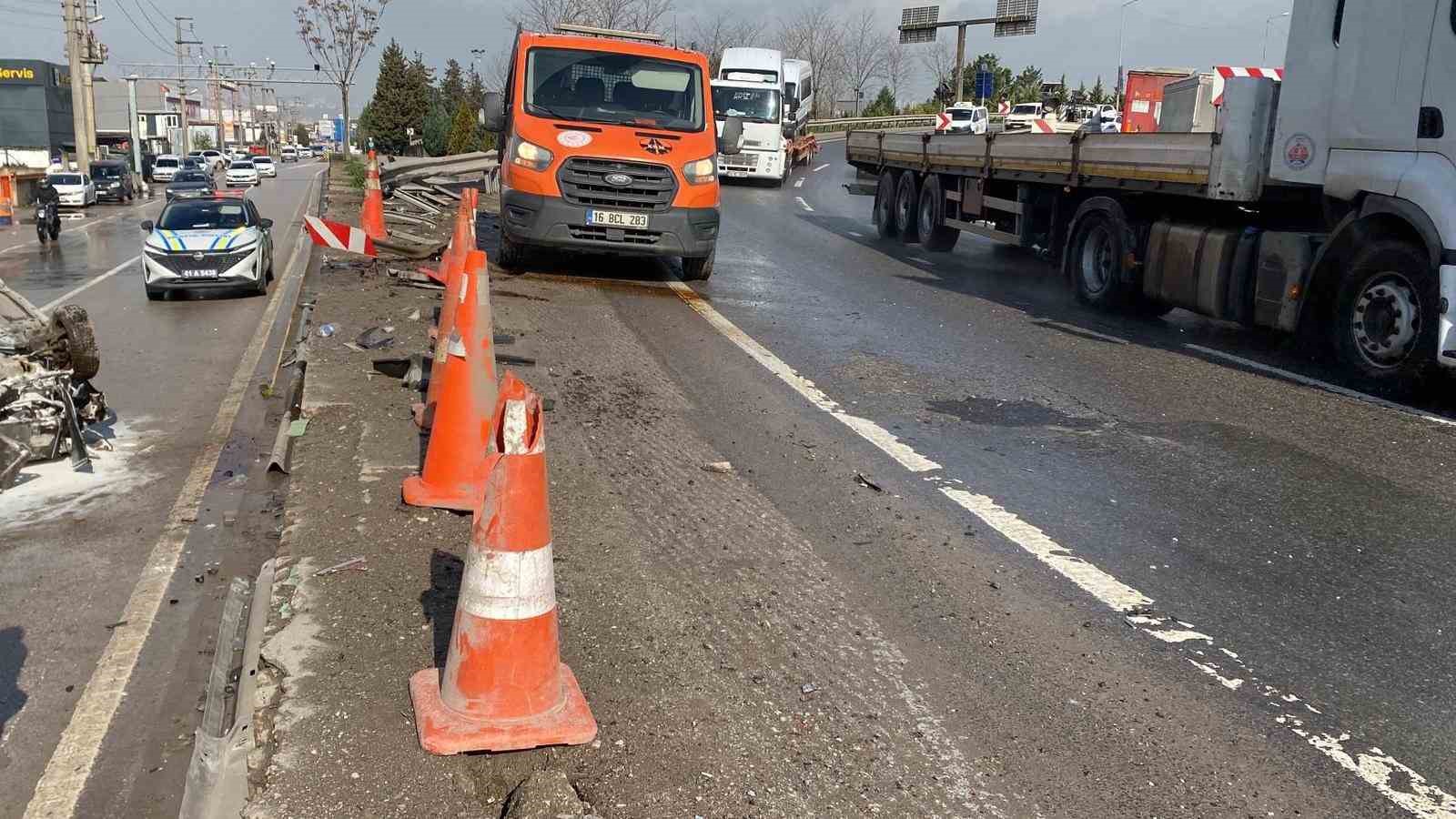 Aynı yerde 5 saat arayla ikinci kaza: Otomobil yan yola düşüp ters döndü, 2 kişi yaralandı
