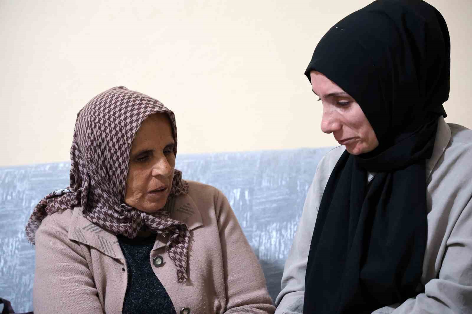 Ayrı şehirler, kayıp hayatlar: Cesetleri bulunamayan Gülistan Doku ve Mekiye Akyel’in ailesi Diyarbakır’da bir araya geldi
