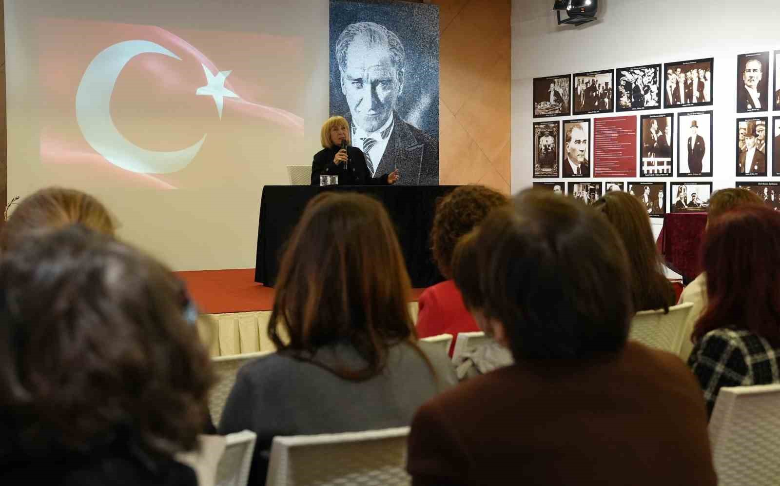 Ayşe Kulin Denizli’de okurlarıyla buluştu
Ayşe Kulin Denizli’de okurlarıyla buluştu