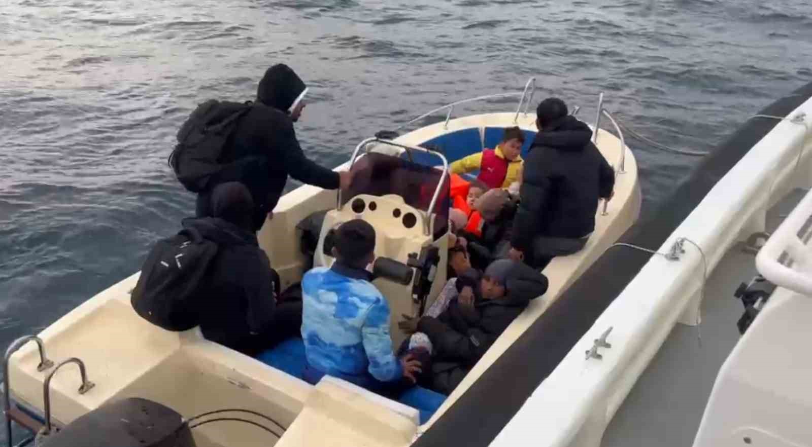 Ayvacık açıklarında 13 kaçak göçmen ile 2 organizatör yakalandı
