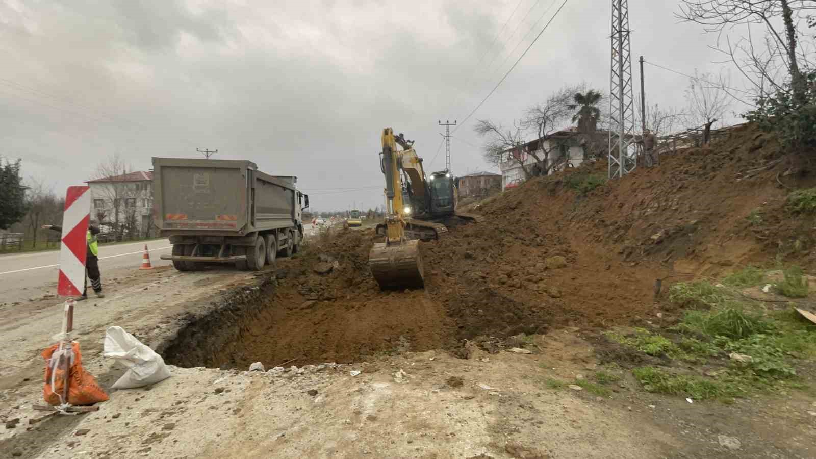 Ayvacık-Çarşamba kara yolunda yol genişletme çalışmaları başladı

