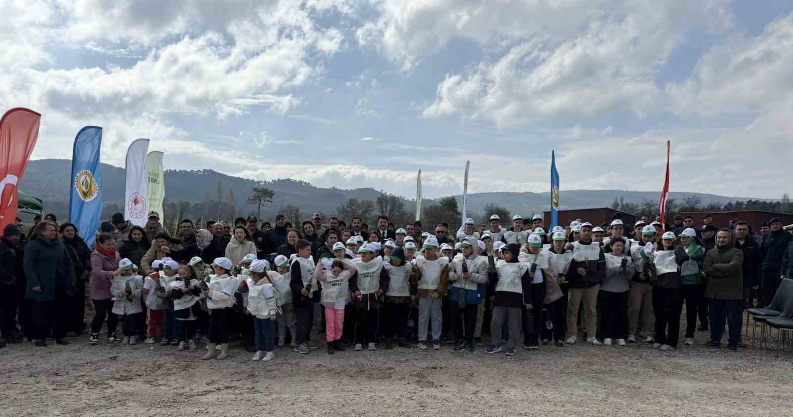 Ayvacık’ta 1500 fidan toprakla buluşturuldu
