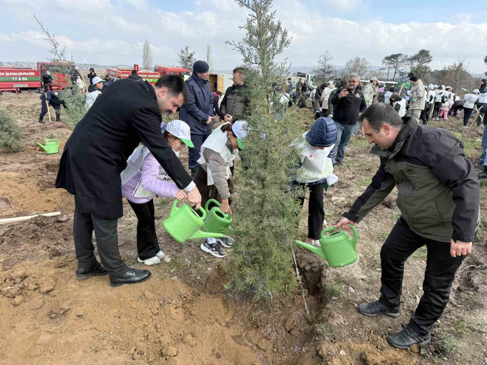 Ayvacık’ta 1500 fidan toprakla buluşturuldu
