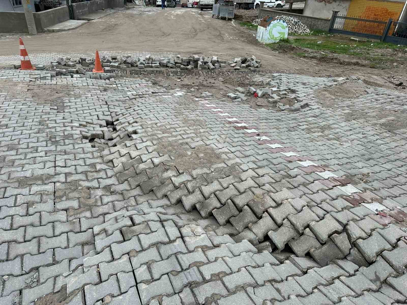 Ayvacık’ta aşırı yağışlara dayanamayan istinat duvarı çöktü
