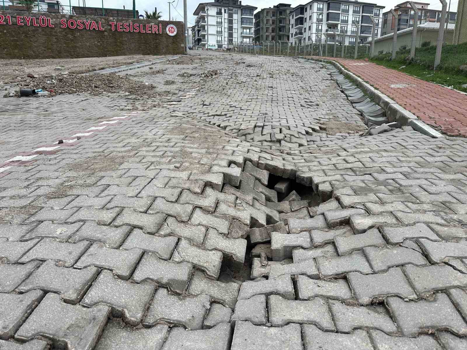 Ayvacık’ta aşırı yağışlara dayanamayan istinat duvarı çöktü
