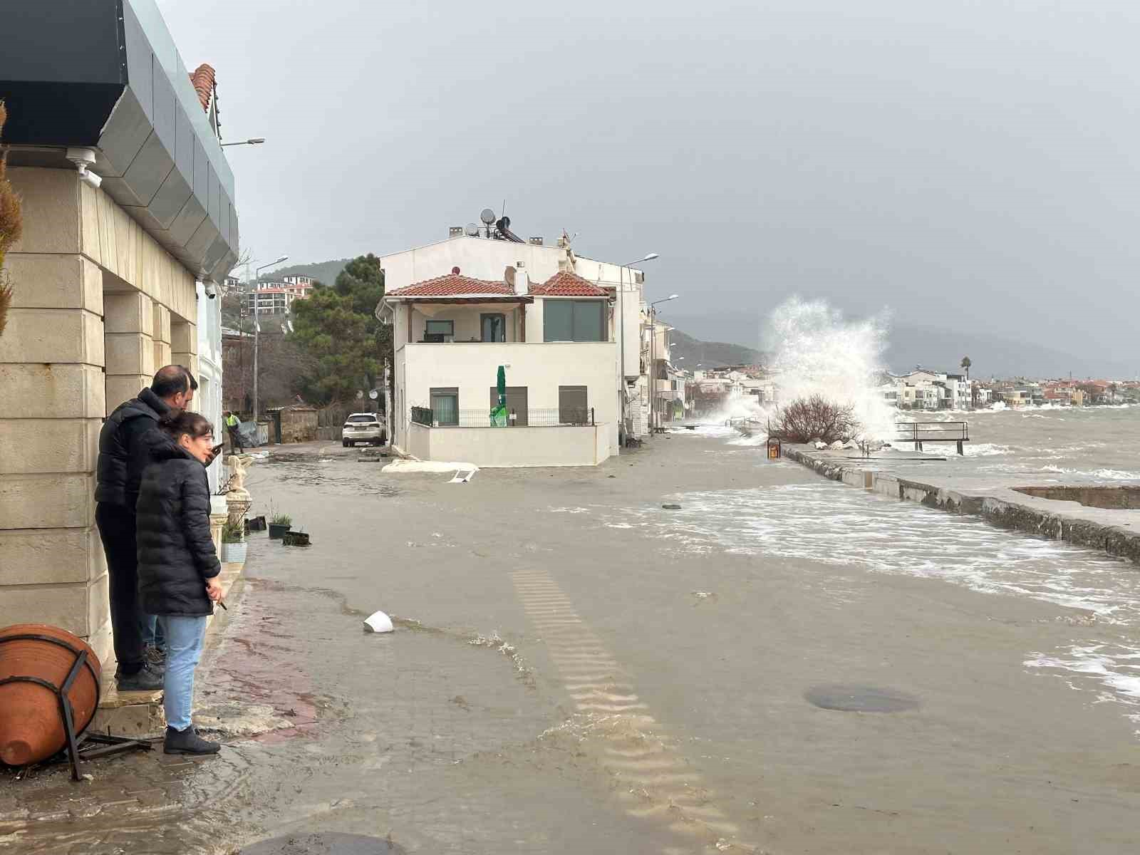 Ayvacık’ta kara ile deniz birleşti

