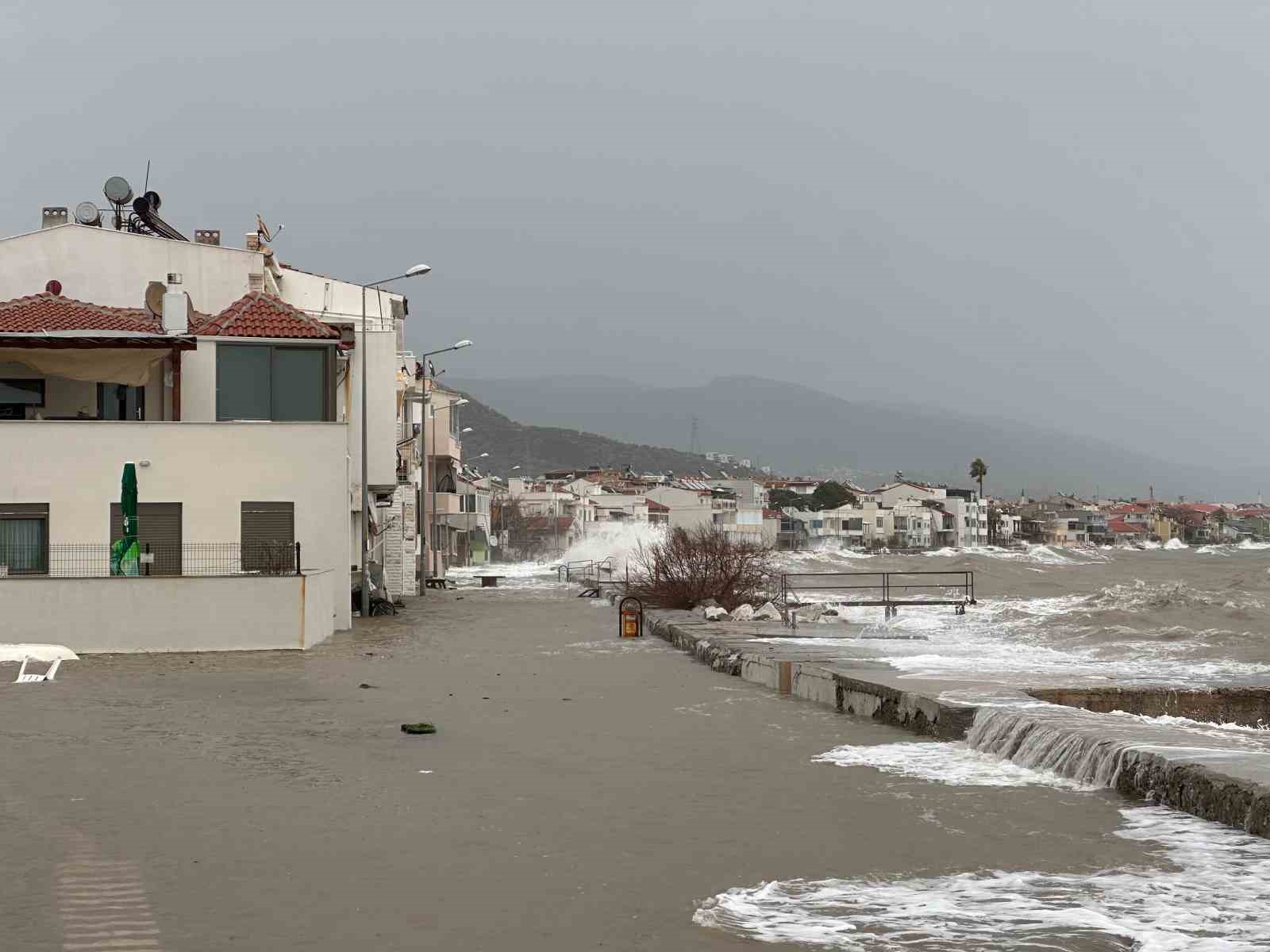 Ayvacık’ta kara ile deniz birleşti
