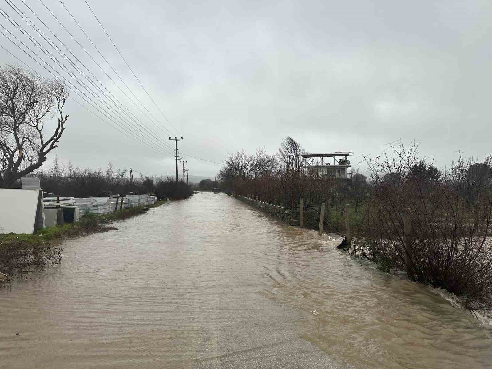 Ayvacık’ta sağanak yağış etkili oldu
