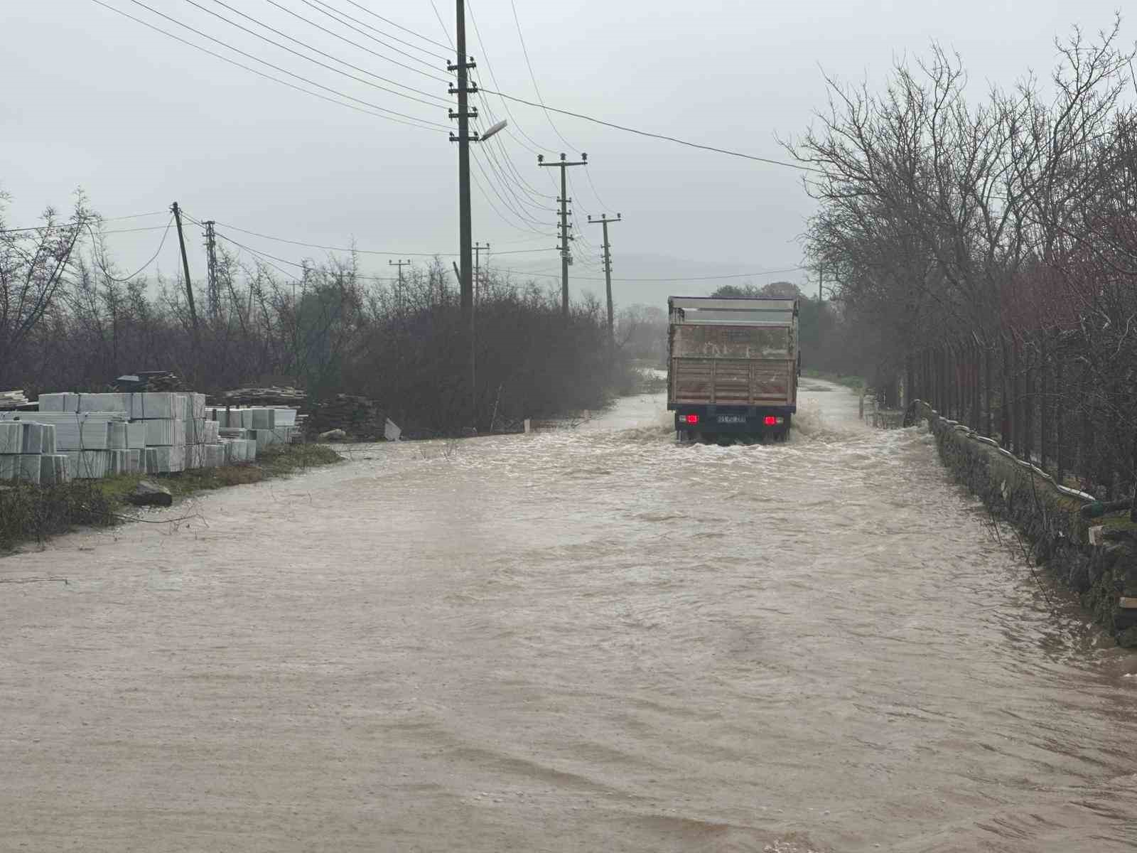 Ayvacık’ta sağanak yağış etkili oldu
