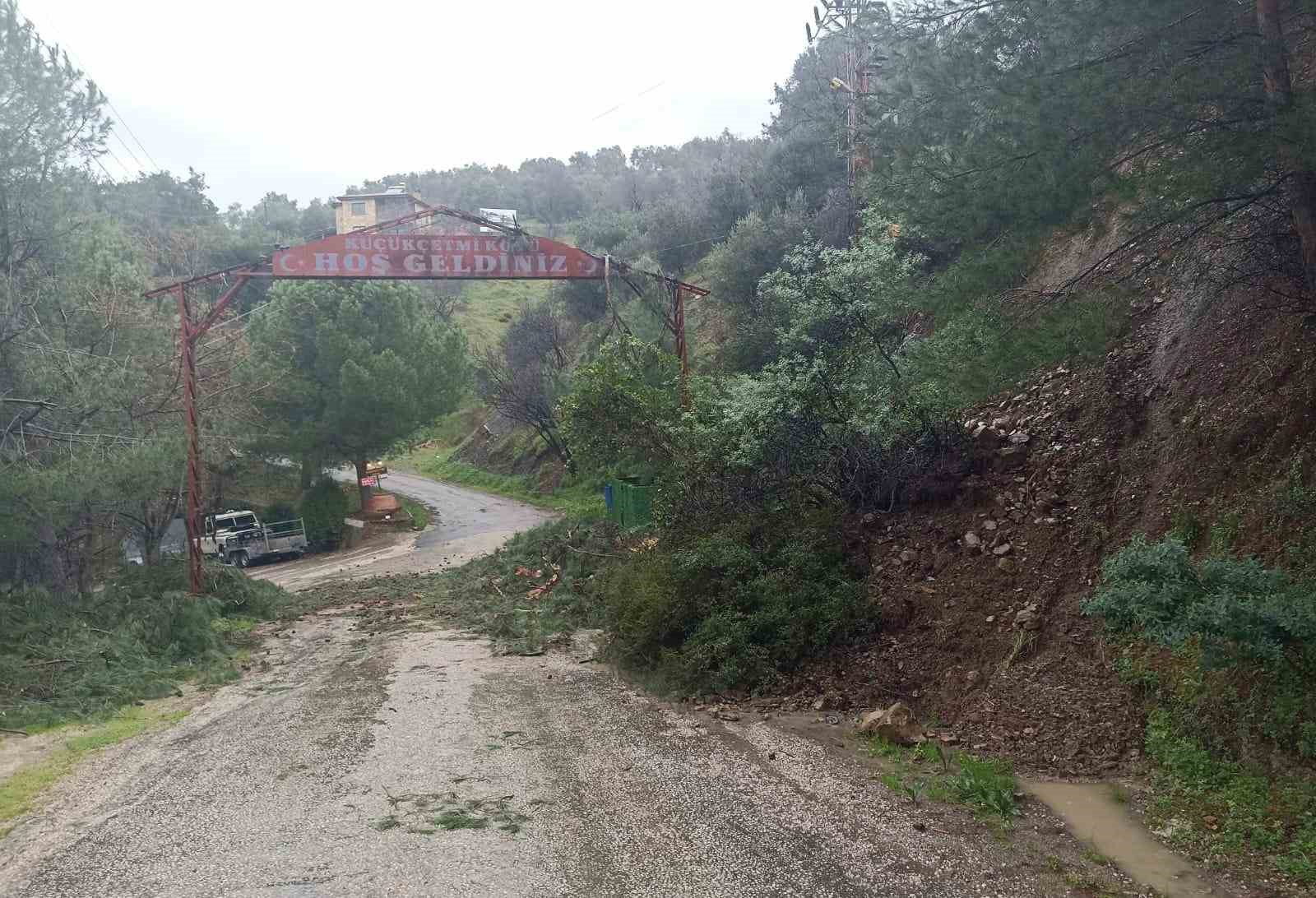 Ayvacık’ta sağanak yağış etkili oldu
