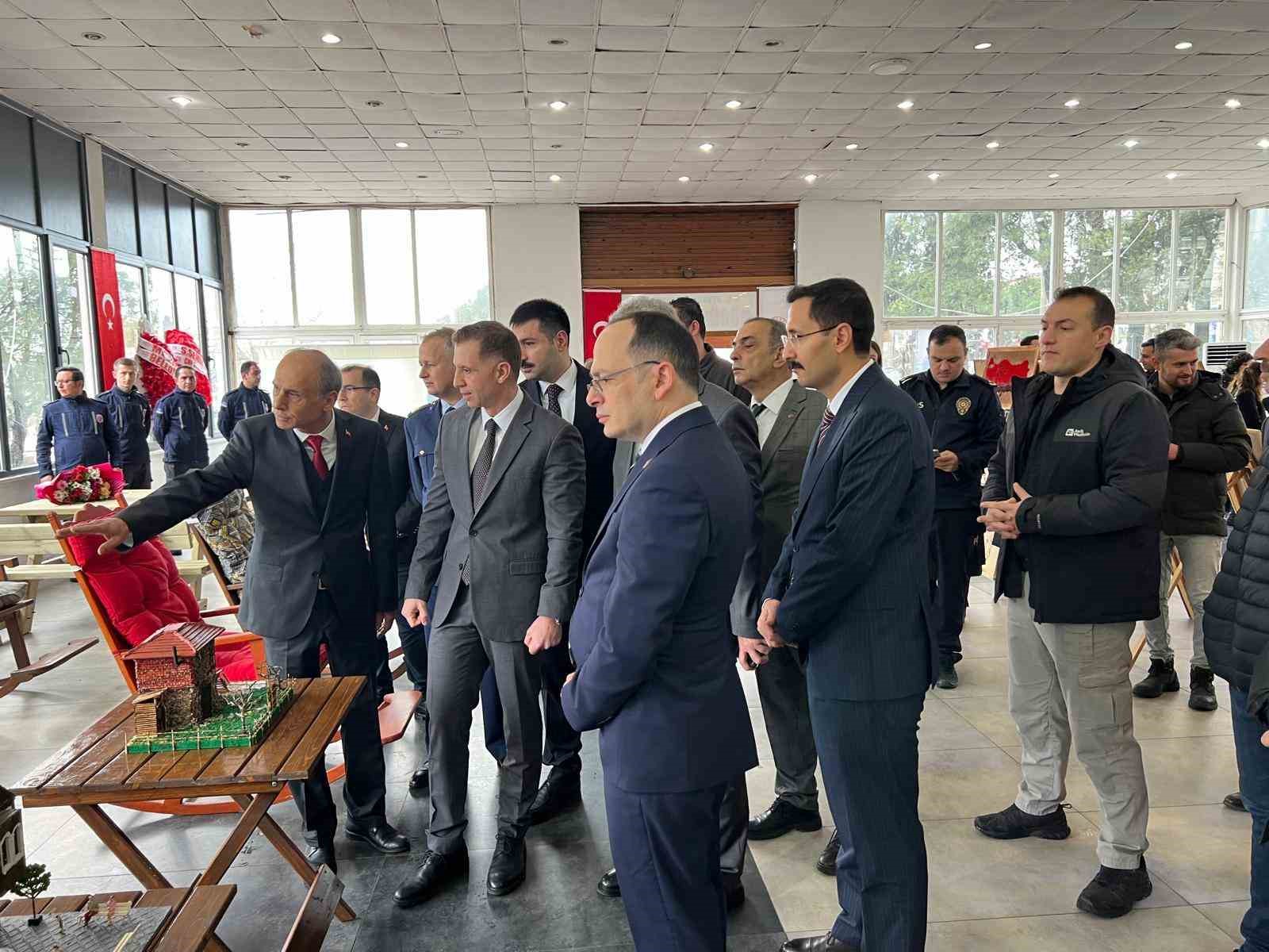 Ayvacık’ta Sanatla Değişen Hayatlar Sergisi Açıldı
