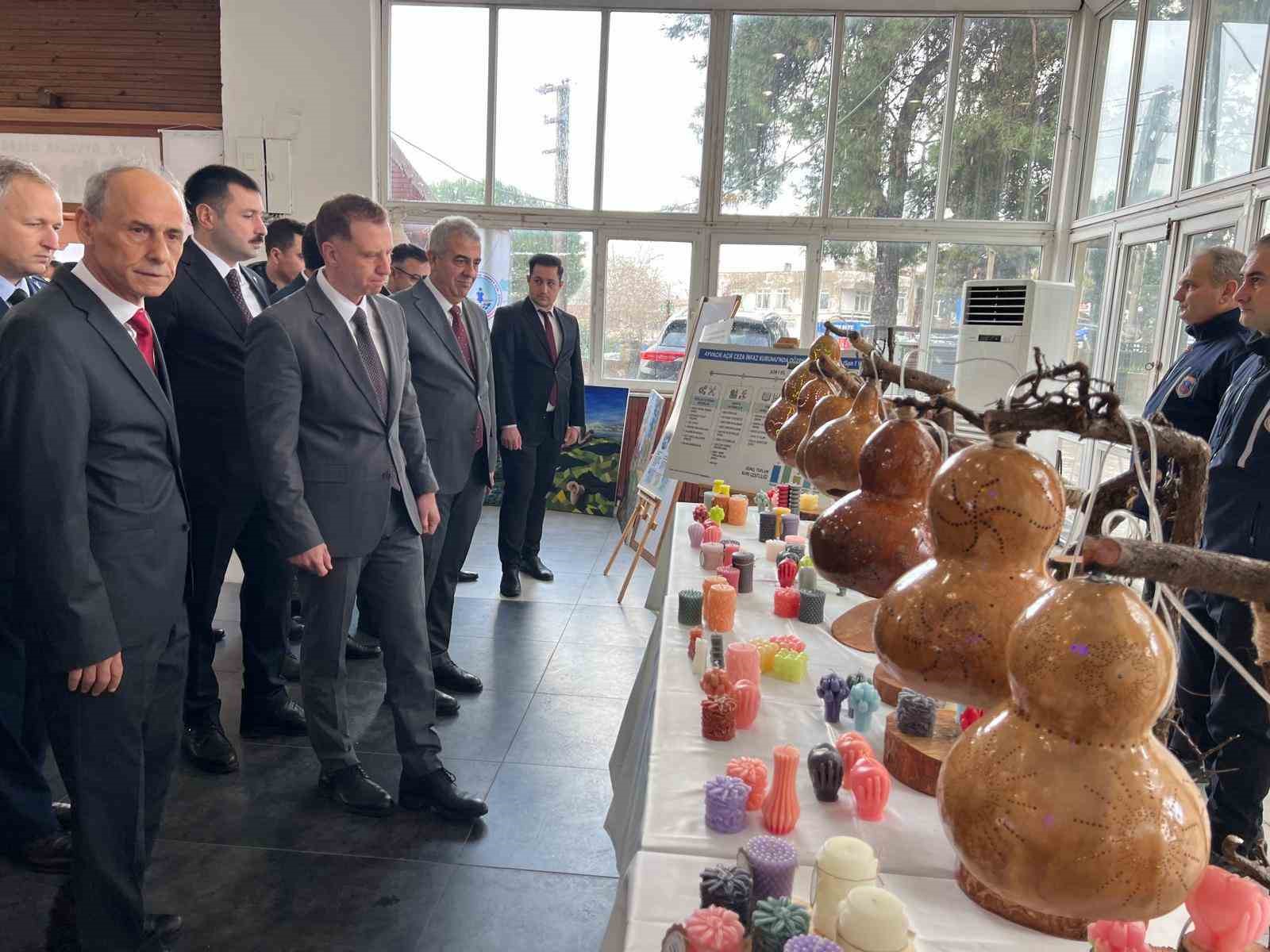 Ayvacık’ta Sanatla Değişen Hayatlar Sergisi Açıldı
