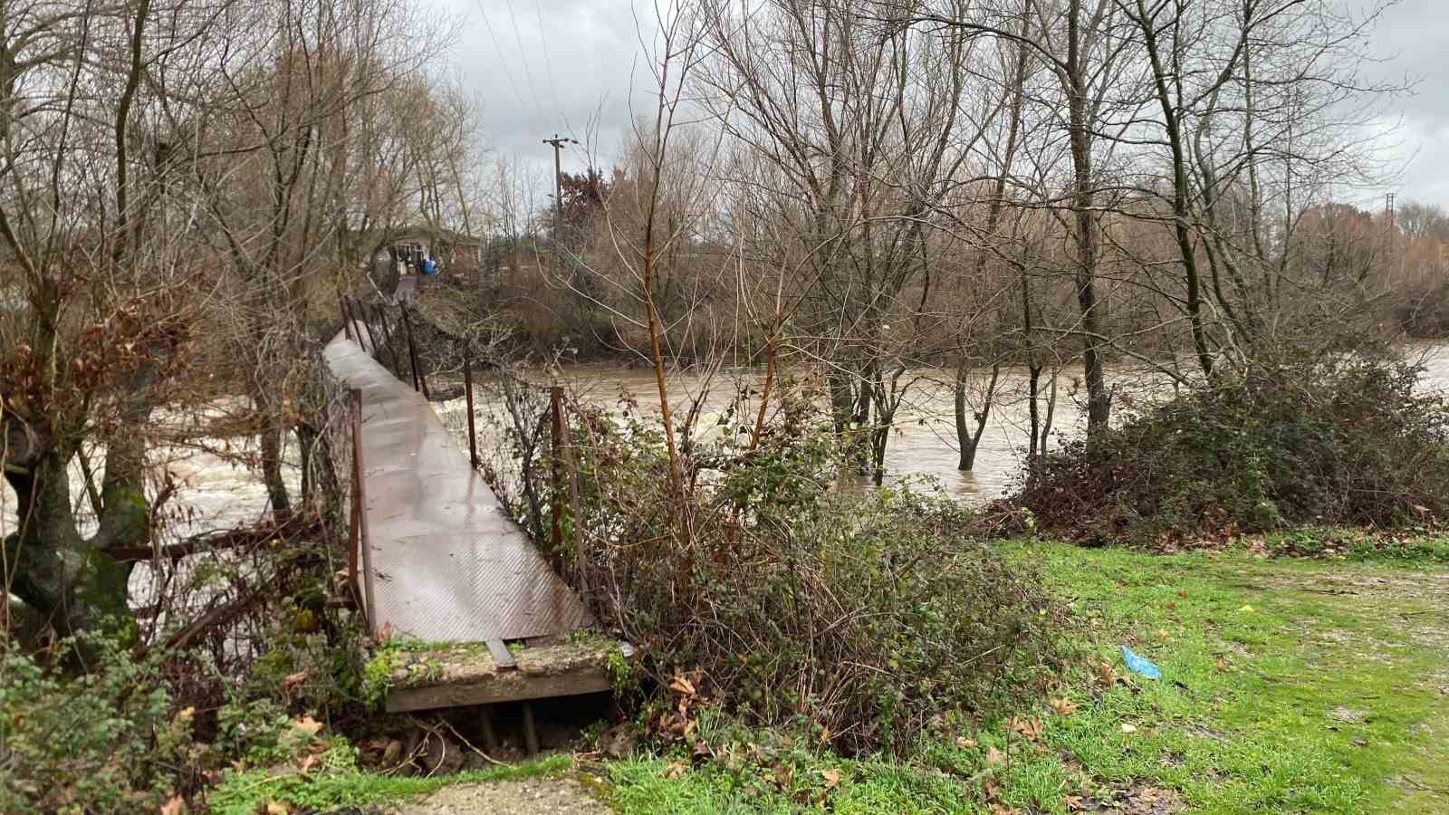 Ayvacık’ta şiddetli yağış: Çay ve dere taştı, yollar ve tarım arazileri sular altında kaldı
