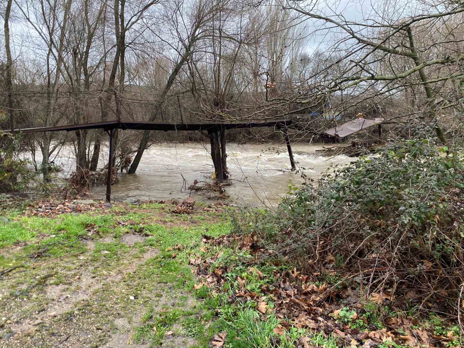 Ayvacık’ta şiddetli yağış: Çay ve dere taştı, yollar ve tarım arazileri sular altında kaldı

