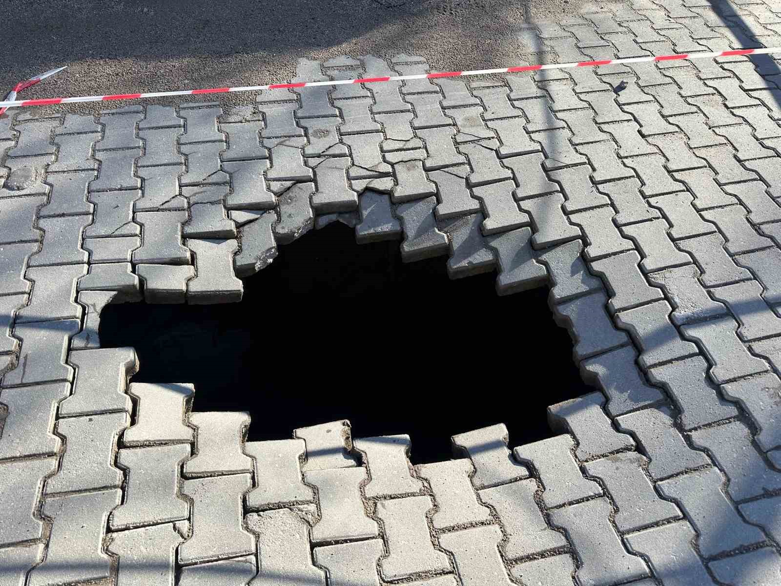 Ayvacık’ta yol çöktü
