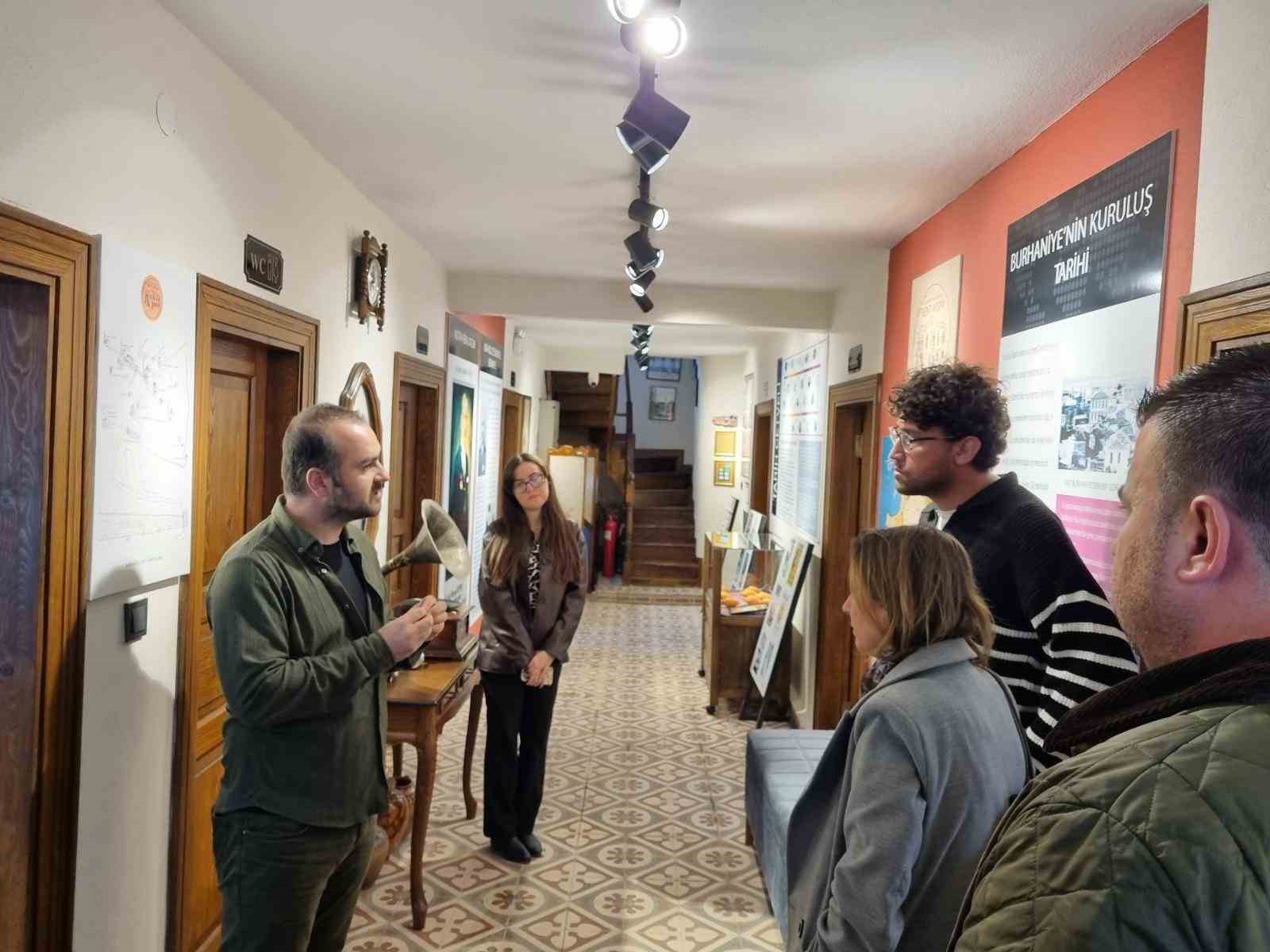Ayvalık Alan Başkanlığı ekibinden Burhaniye Kent Arşivi’ne ziyaret

