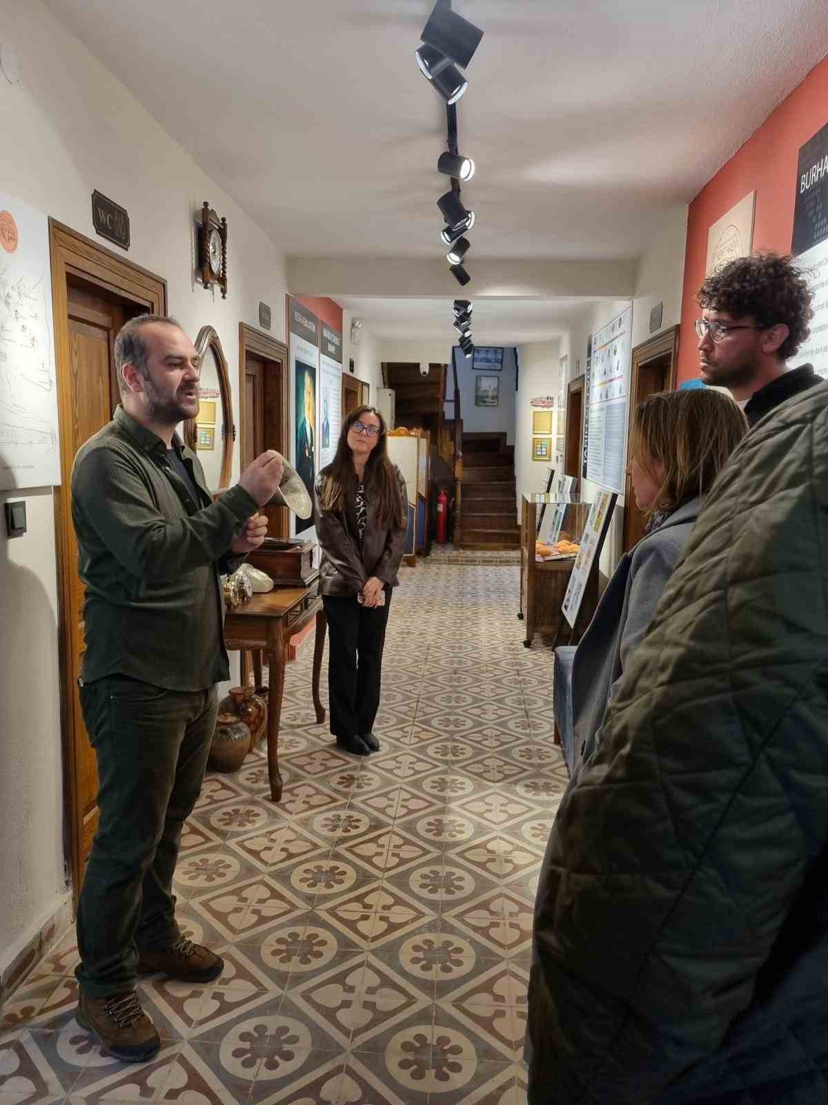 Ayvalık Alan Başkanlığı ekibinden Burhaniye Kent Arşivi’ne ziyaret
