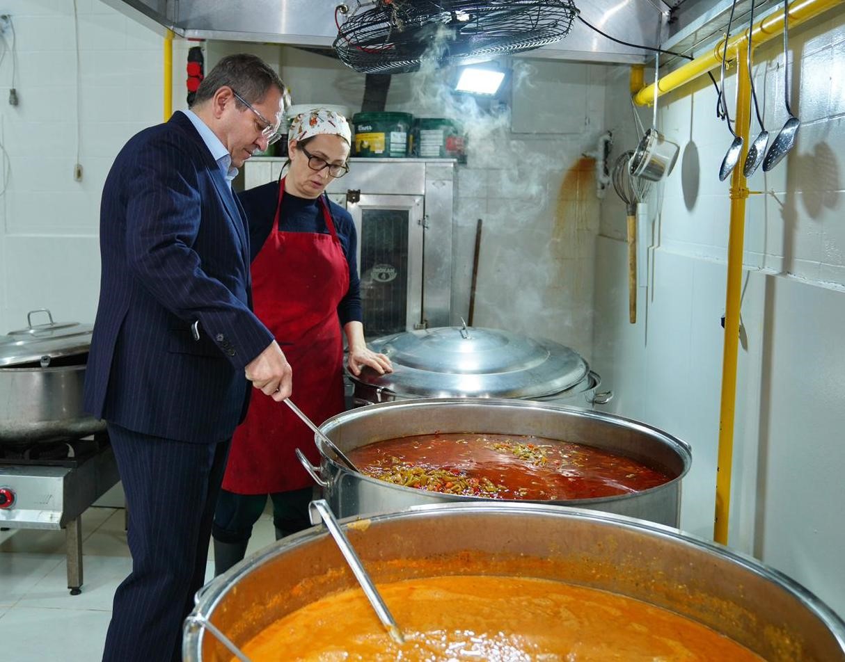 Ayvalık Belediye Başkanı Mesut Ergin: "Ramazan paylaşmaktır."
