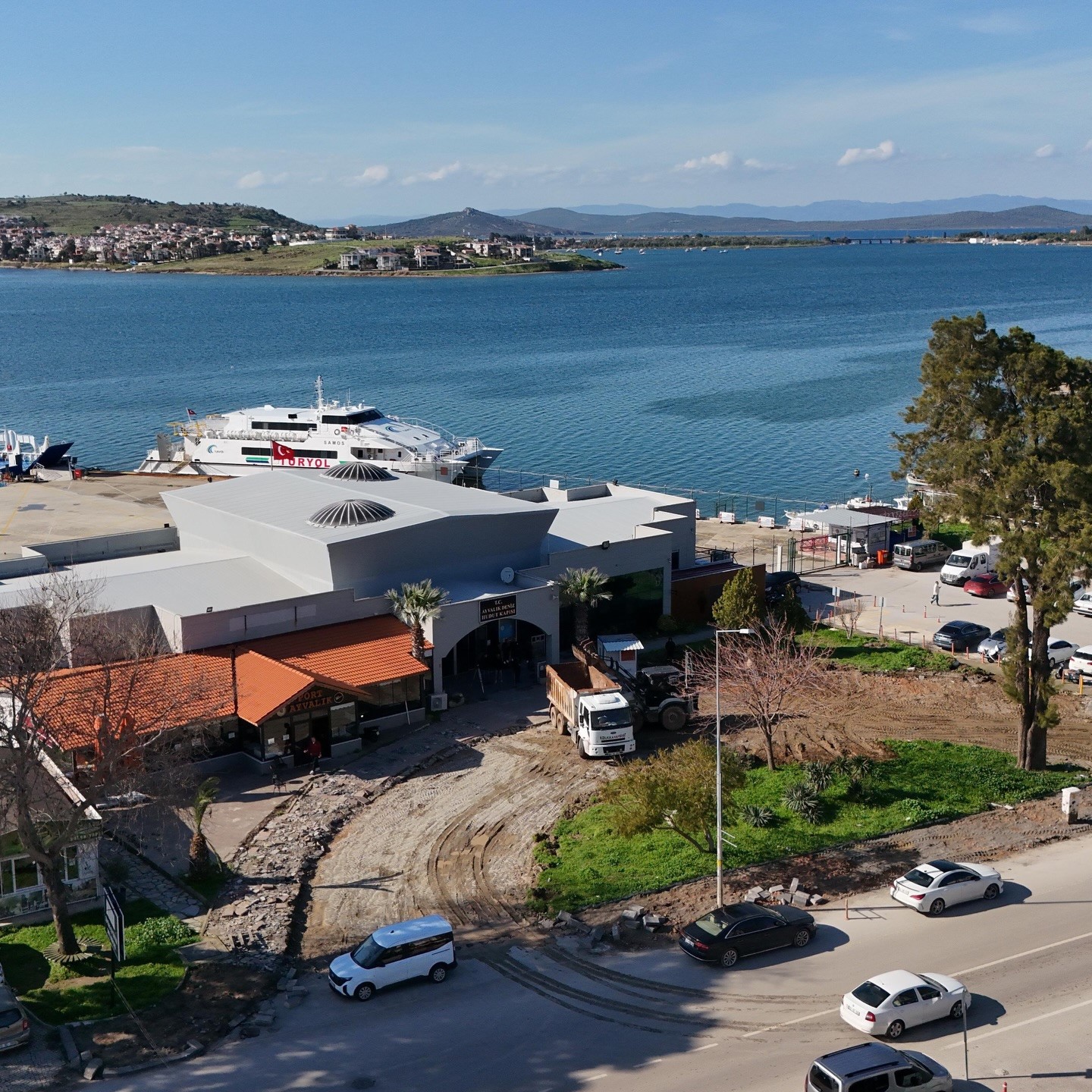 Ayvalık Deniz Hudut Kapısı önünde meydan düzenlemesi başlatıldı
