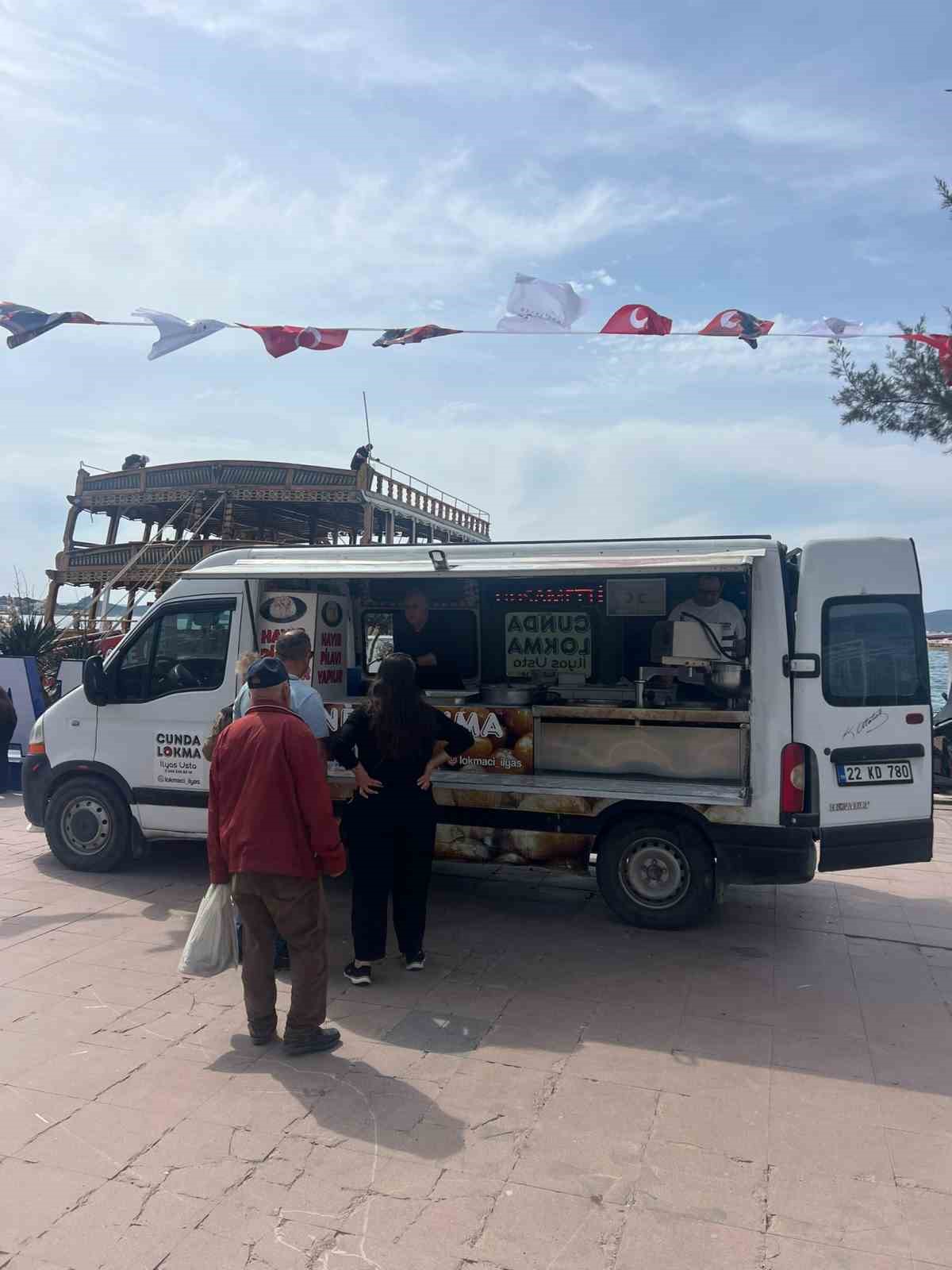 Ayvalık Hüsamettin Cindoruk’u unutmadı
