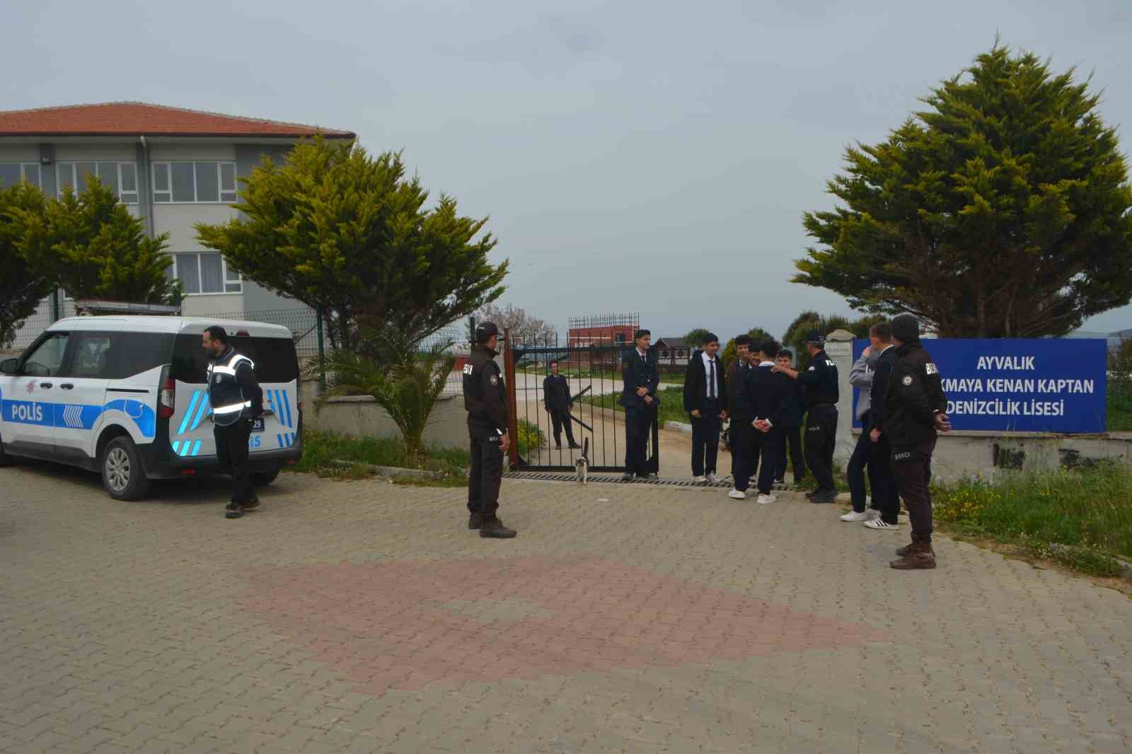 Ayvalık polisi okullardaki güvenlik önlemlerini arttırdı
