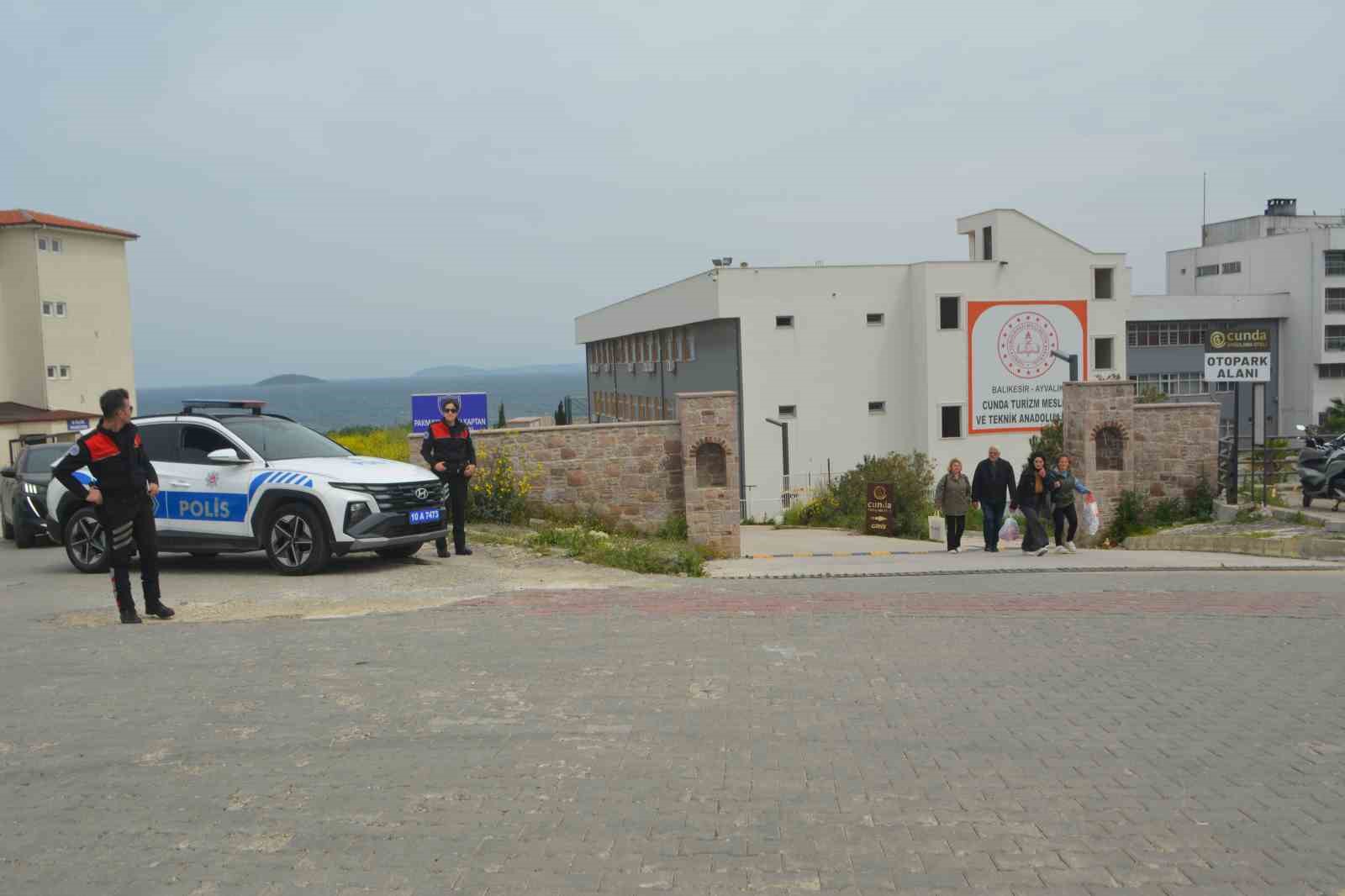 Ayvalık polisi okullardaki güvenlik önlemlerini arttırdı
