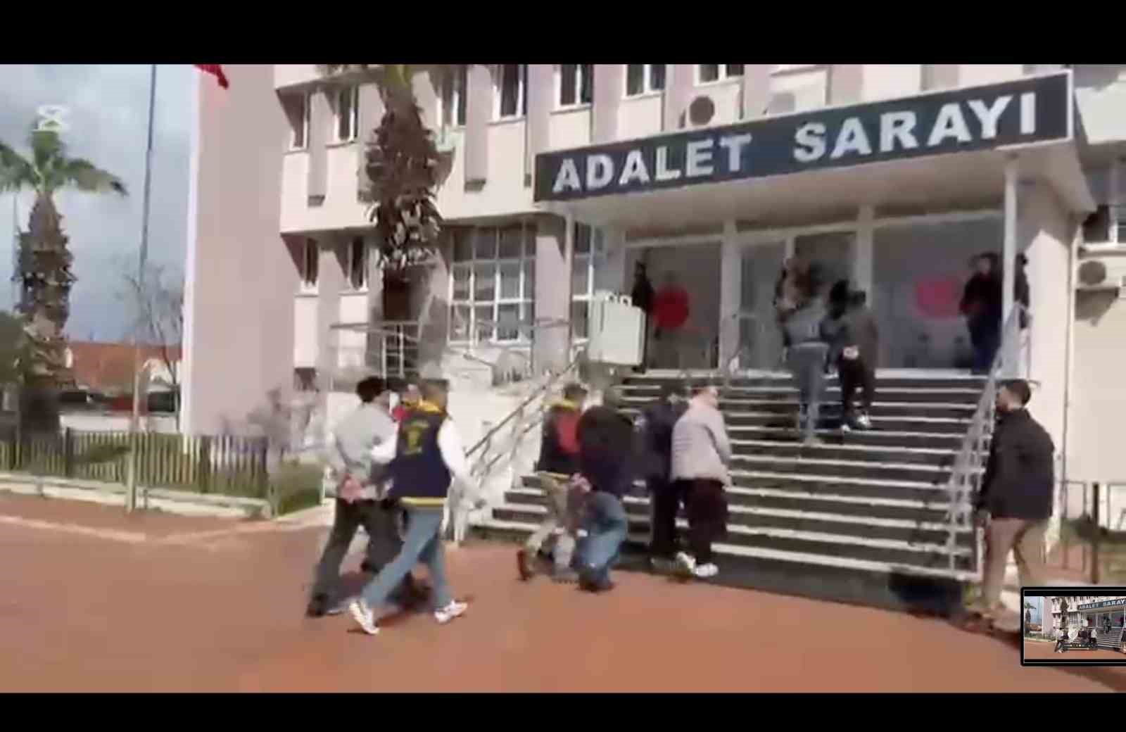 Ayvalık Polisinden sağanak yağmur altında göçmen avı
Ayvalık Polisinden sağanak yağmur altında göçmen avı