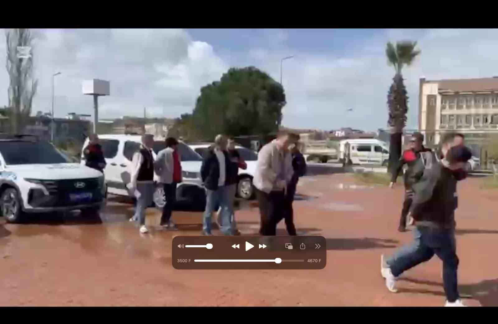 Ayvalık Polisinden sağanak yağmur altında göçmen avı
Ayvalık Polisinden sağanak yağmur altında göçmen avı