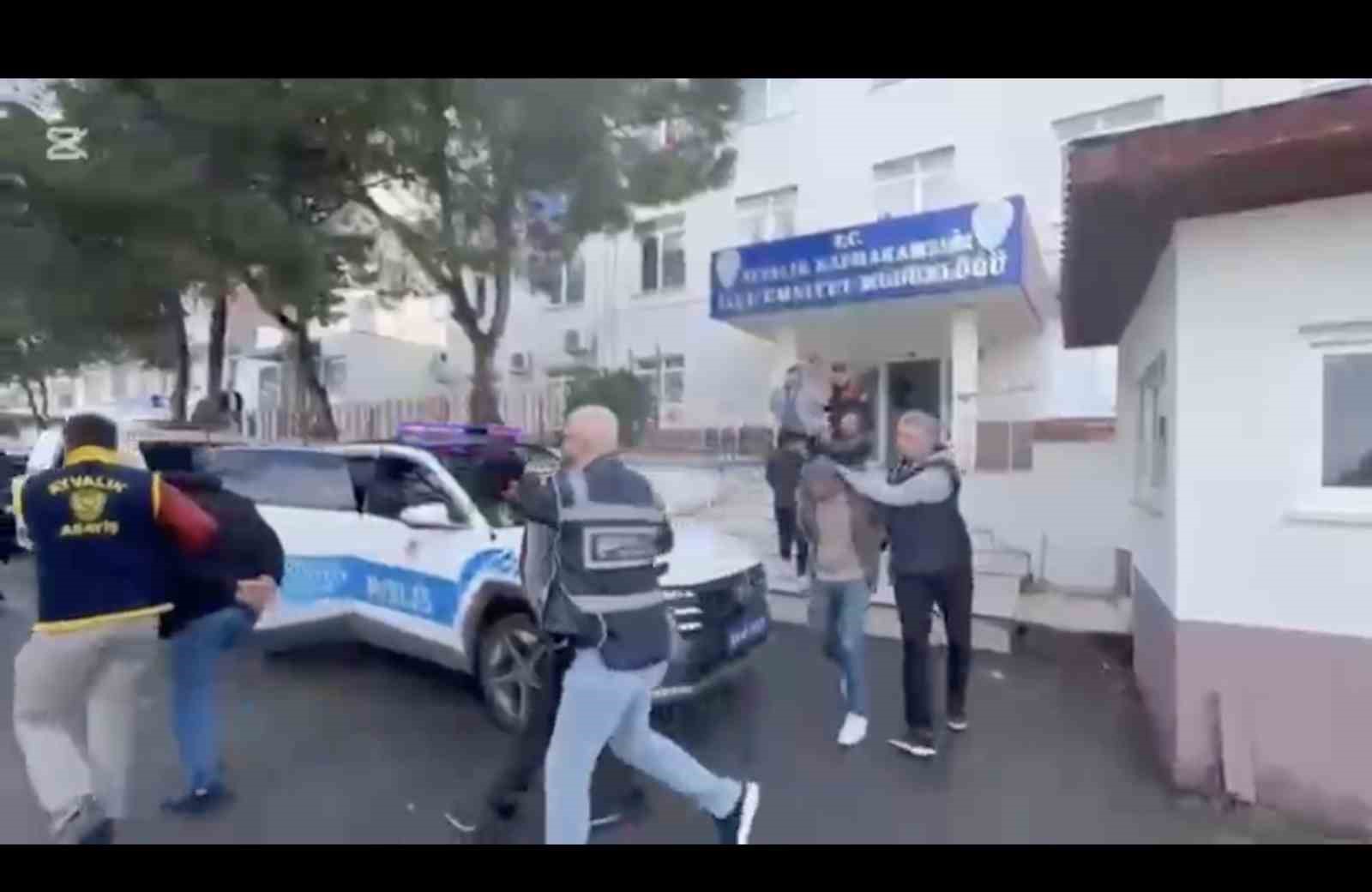 Ayvalık Polisinden sağanak yağmur altında göçmen avı
Ayvalık Polisinden sağanak yağmur altında göçmen avı